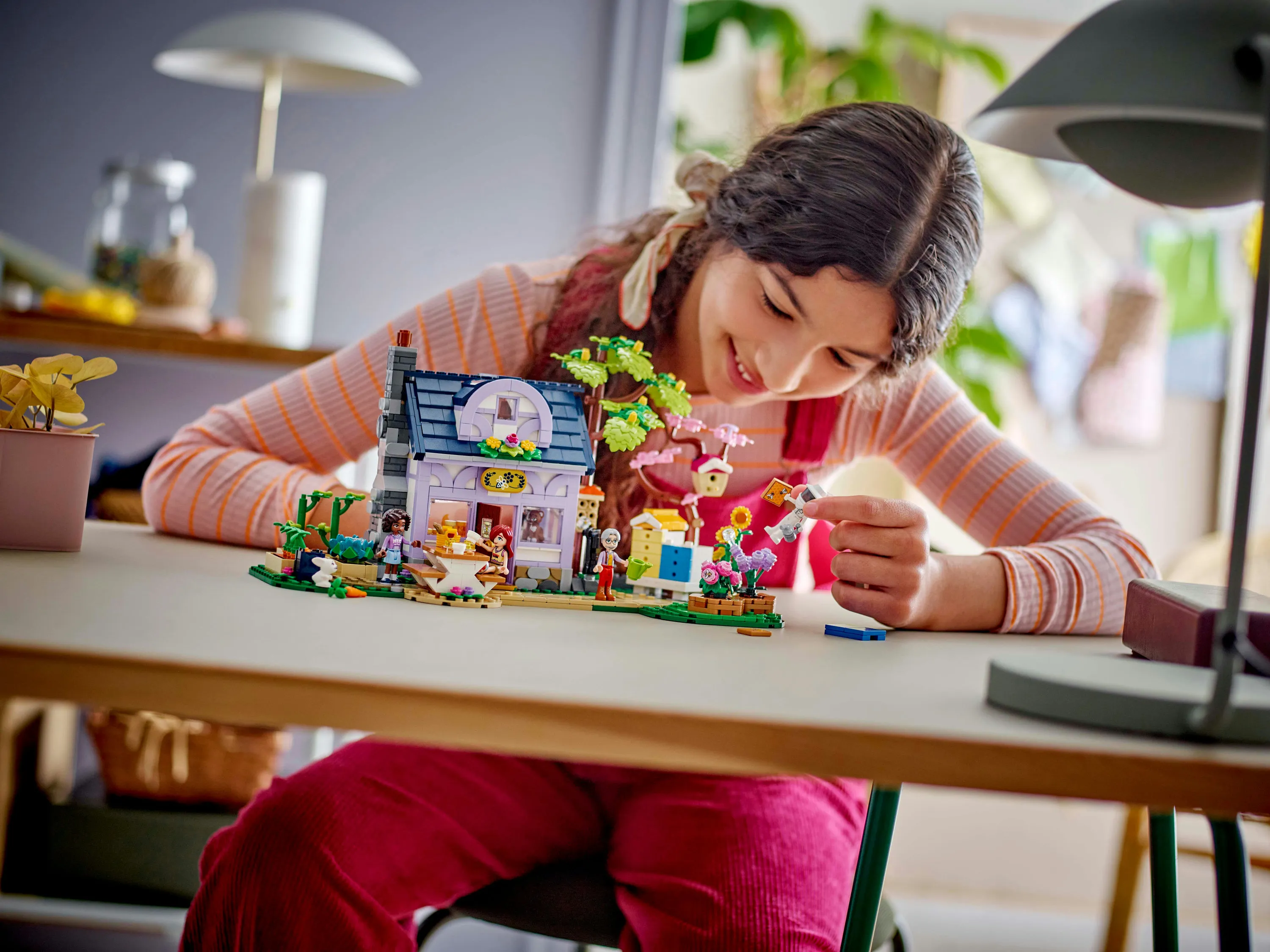LEGO Friends Mehil&auml;ishoitajien talo ja kukkiva puutarha 42669