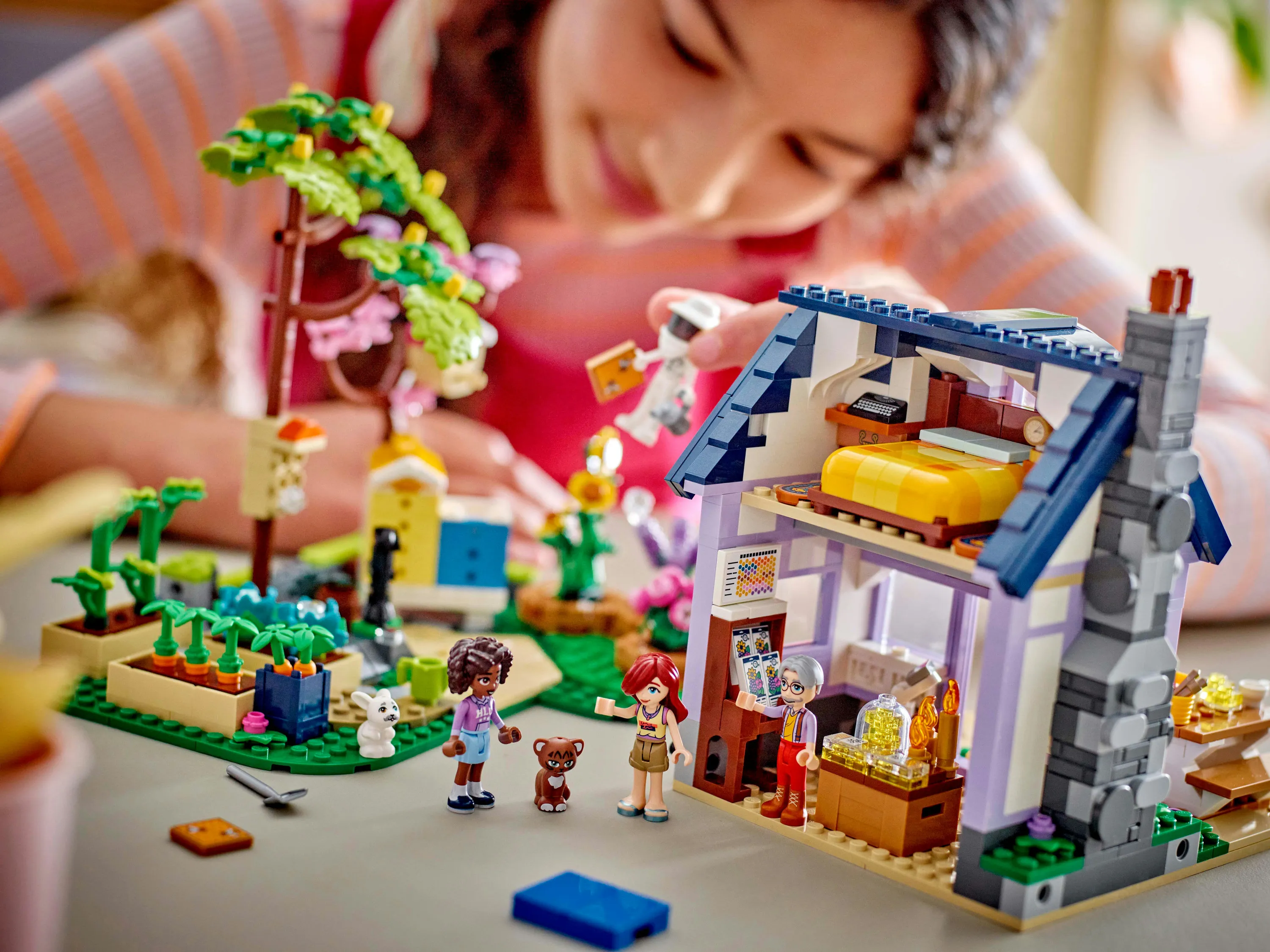 LEGO Friends Mehil&auml;ishoitajien talo ja kukkiva puutarha 42669