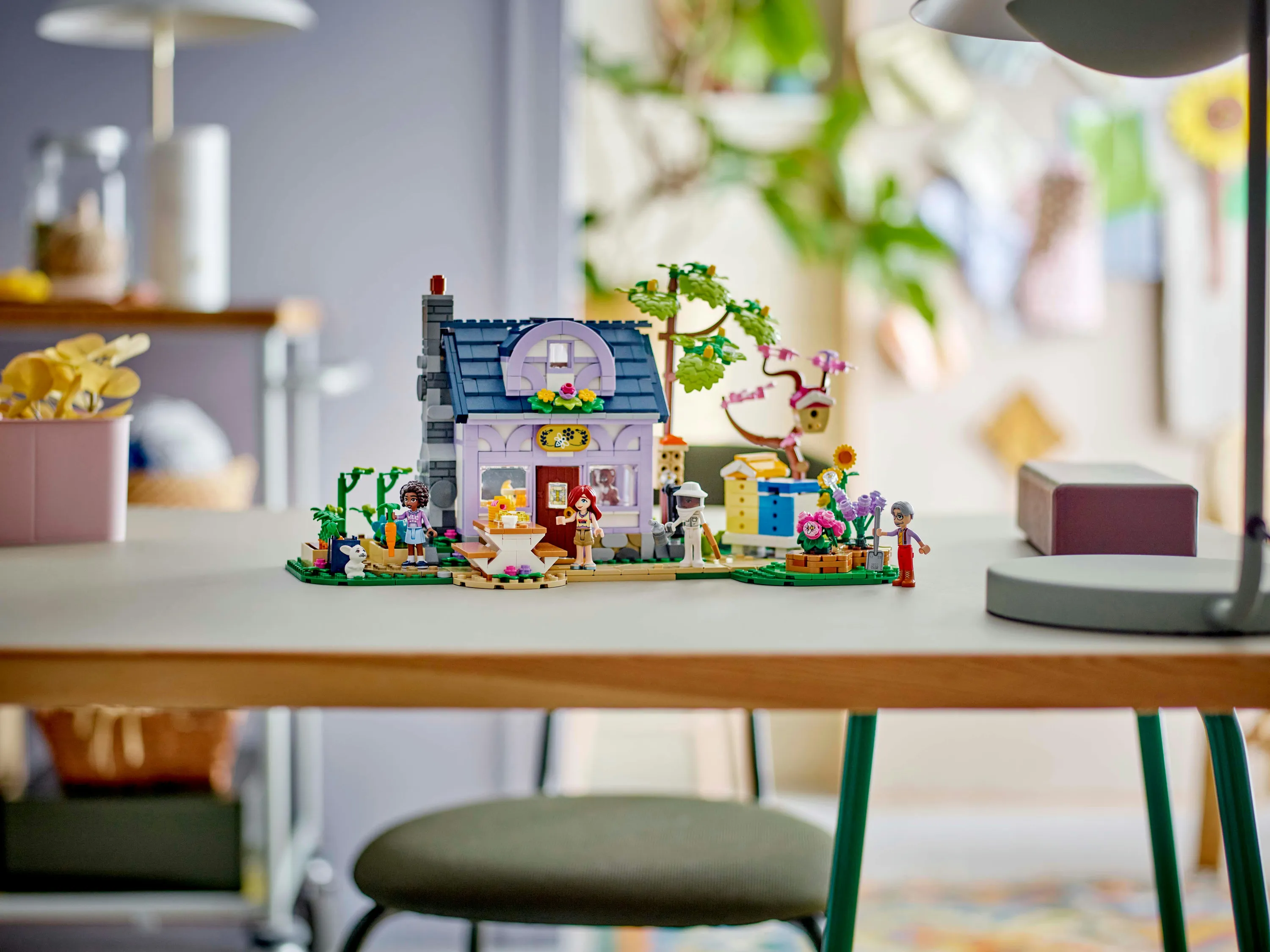 LEGO Friends Mehil&auml;ishoitajien talo ja kukkiva puutarha 42669