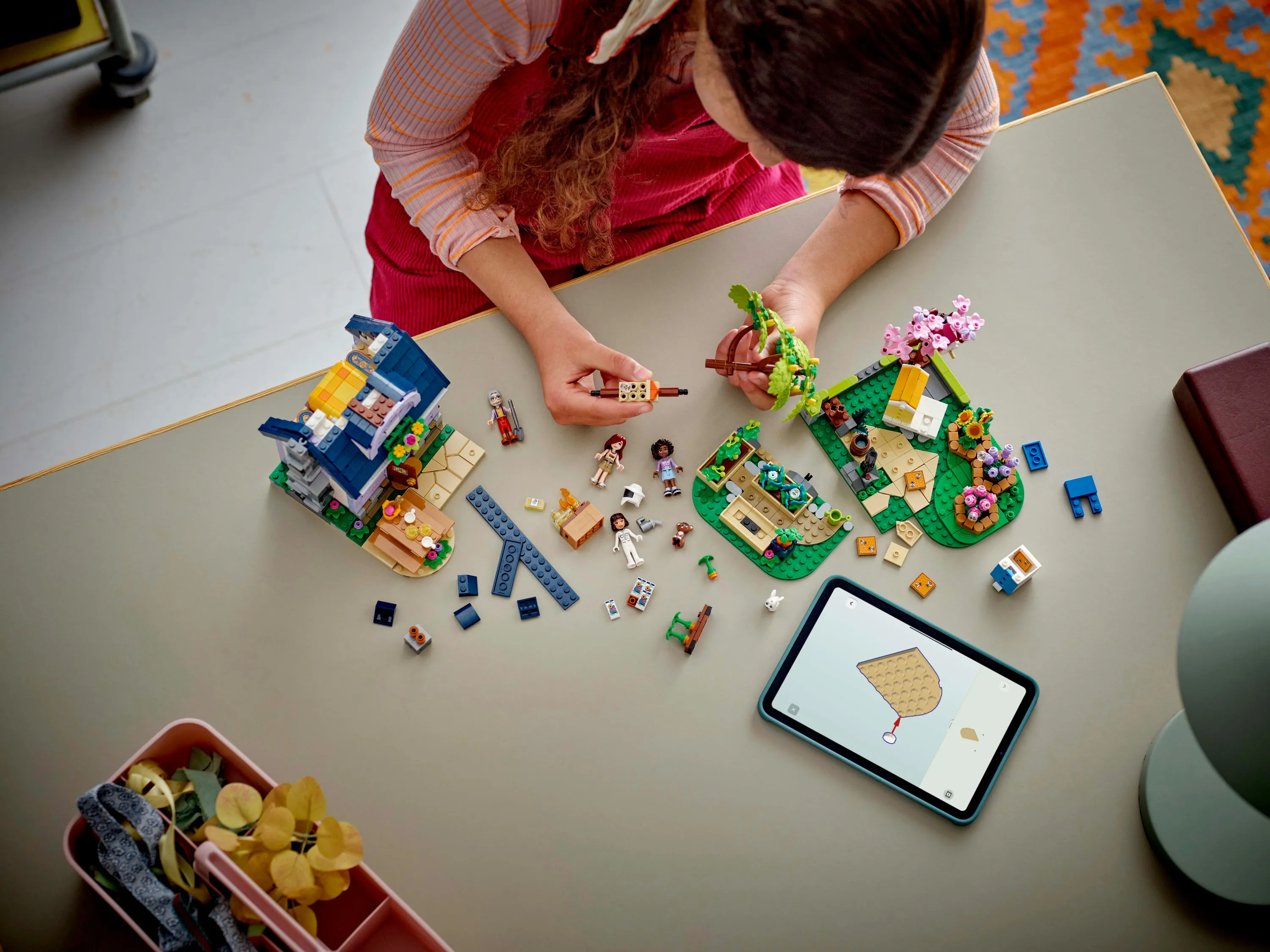 LEGO Friends Mehil&auml;ishoitajien talo ja kukkiva puutarha 42669