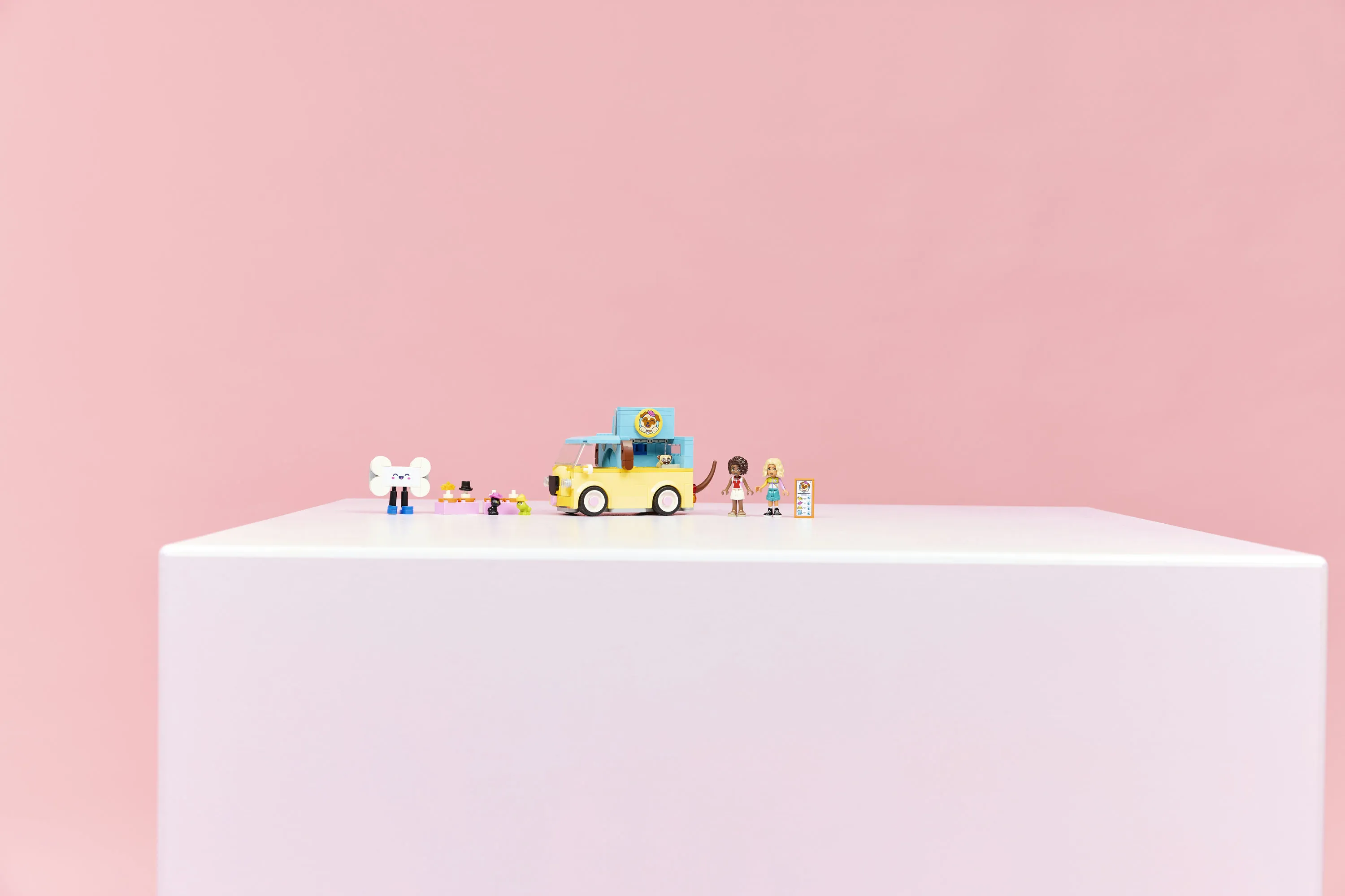 LEGO Friends Lemmikkitarvikeauto 42678