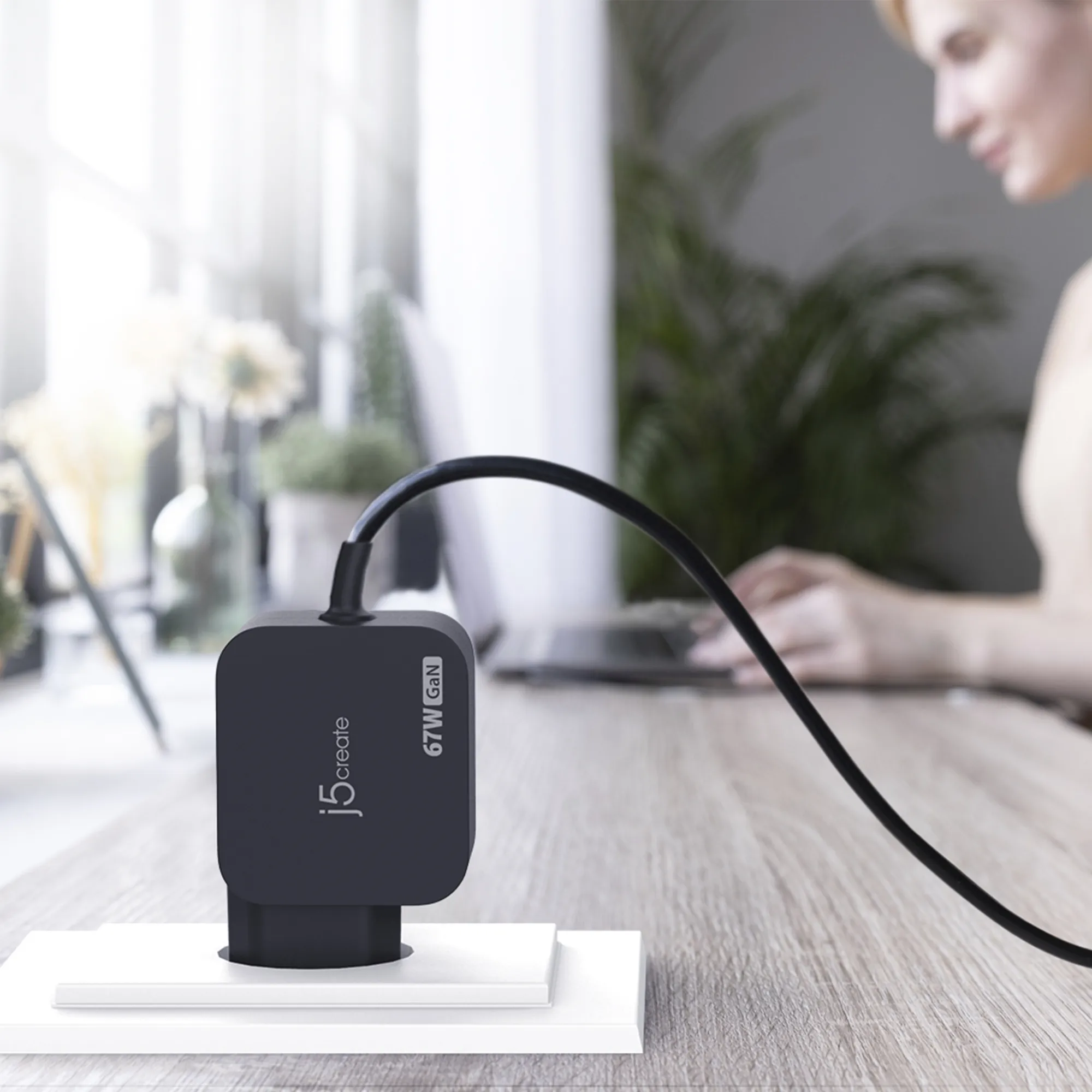 J5 Create 67 W GaN USB Type-C Power Delivery - Str&ouml;madapter, Svart