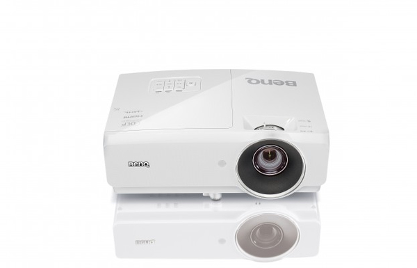 BENQ projector MH741 DLP 1080p Brightness: 4000 AL High contrast ratio 10000:1 1.3X zoom (1.15-1.49) 3.3 kg