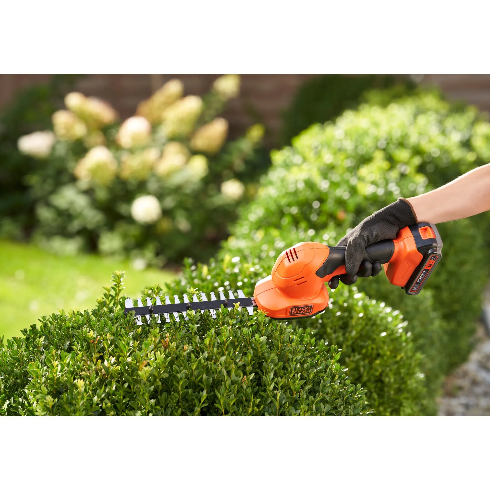 Black &amp; Decker BCSS18D1-QW 18V 2.0Ah Cordless Hedge and Grass Shear
