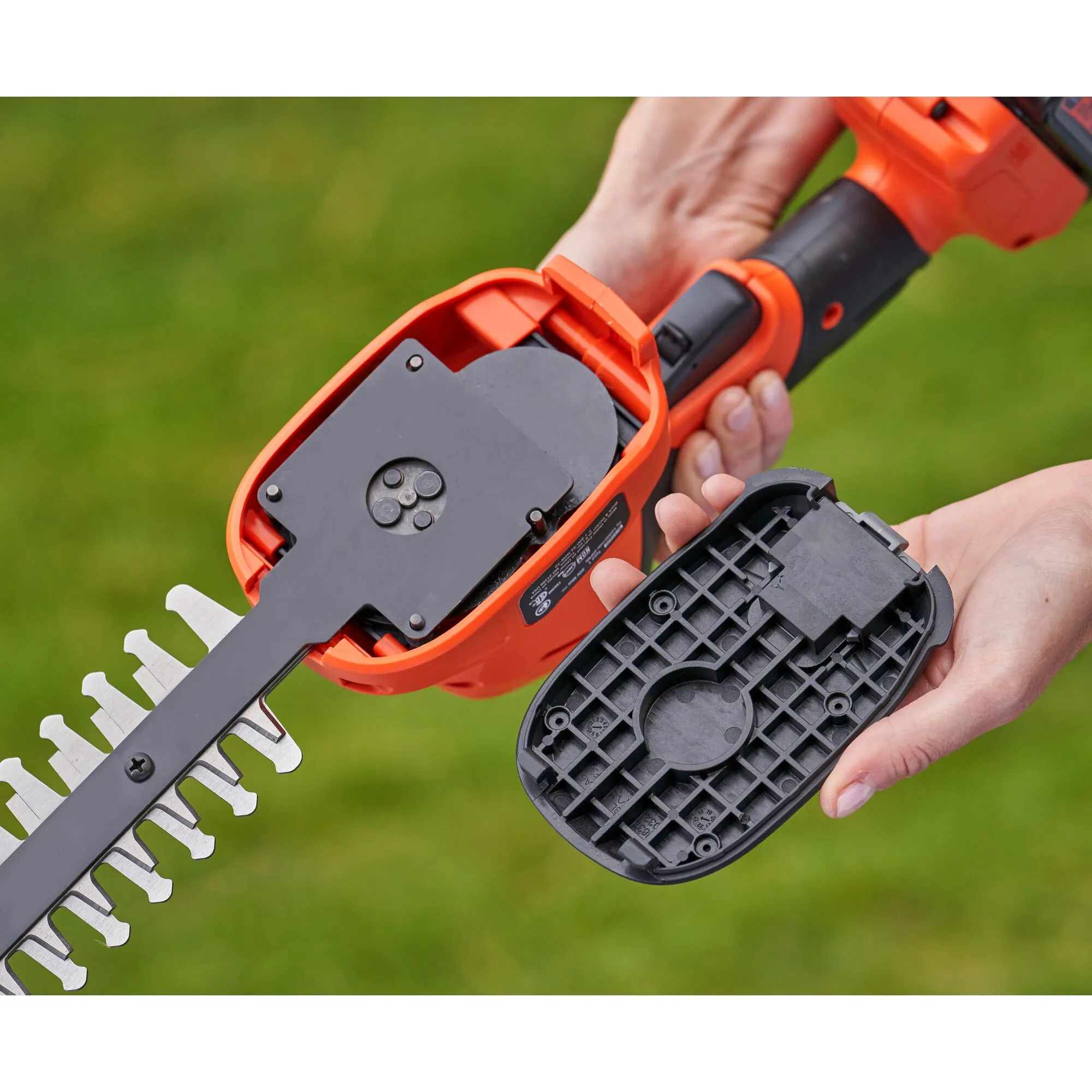 Black &amp; Decker BCSS18D1-QW 18V 2.0Ah Cordless Hedge and Grass Shear