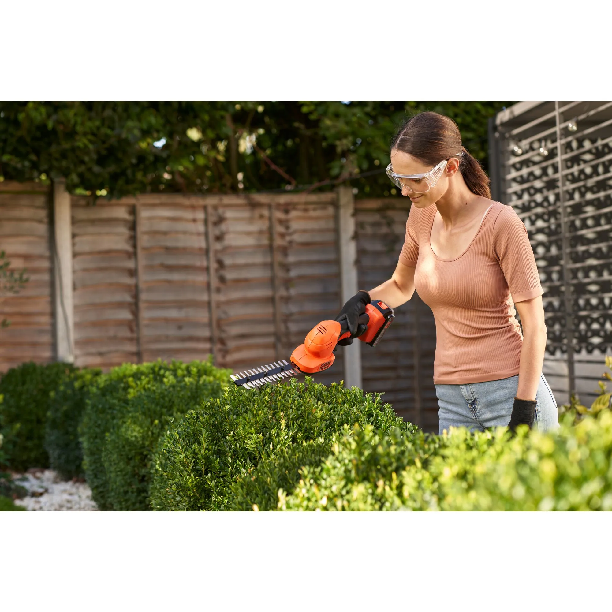 Black &amp; Decker BCSS18D1-QW 18V 2.0Ah Cordless Hedge and Grass Shear