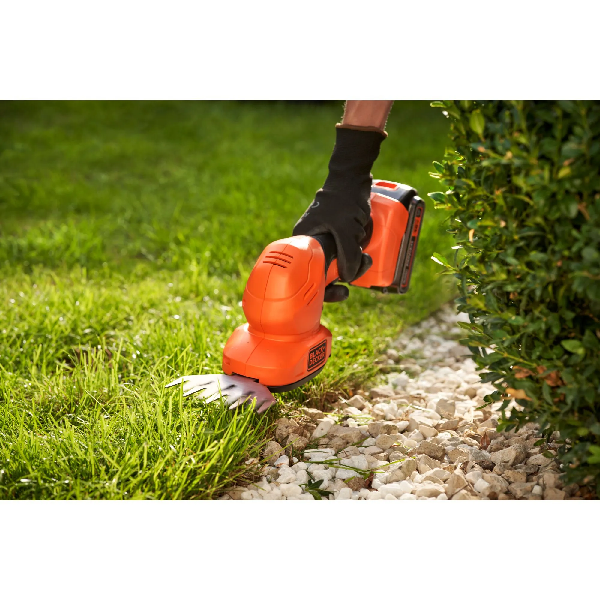 Black &amp; Decker BCSS18D1-QW 18V 2.0Ah Cordless Hedge and Grass Shear