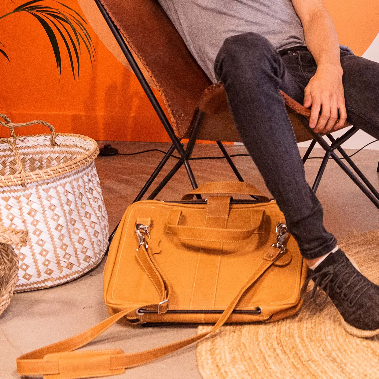 R-Go Viva - datorv&auml;ska + integrerat stativ, brun, 15,6&rdquo;