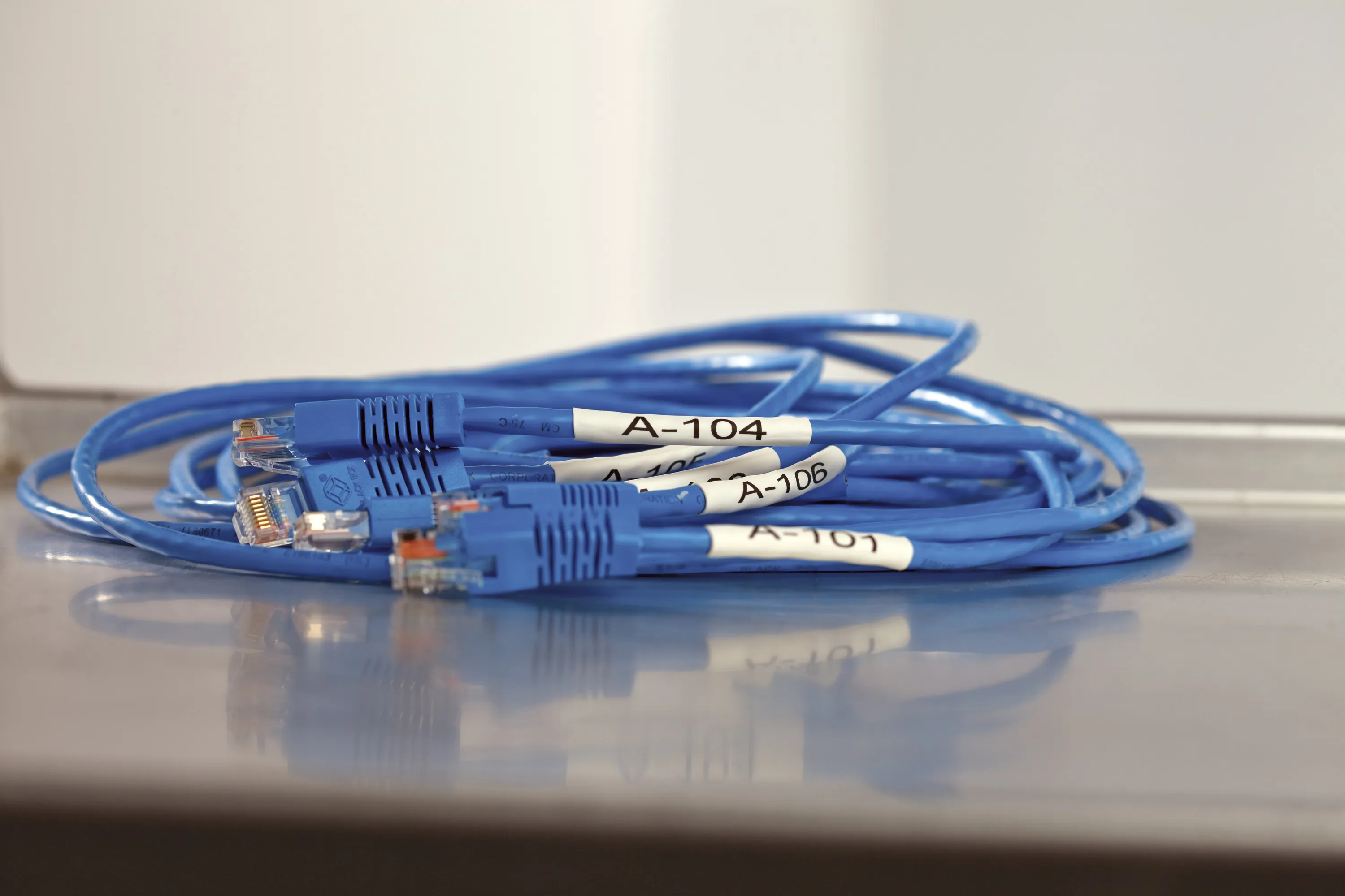 DYMO Rhino Professional, krympslang, 24mm, svart text p&aring; gul, 1,5m