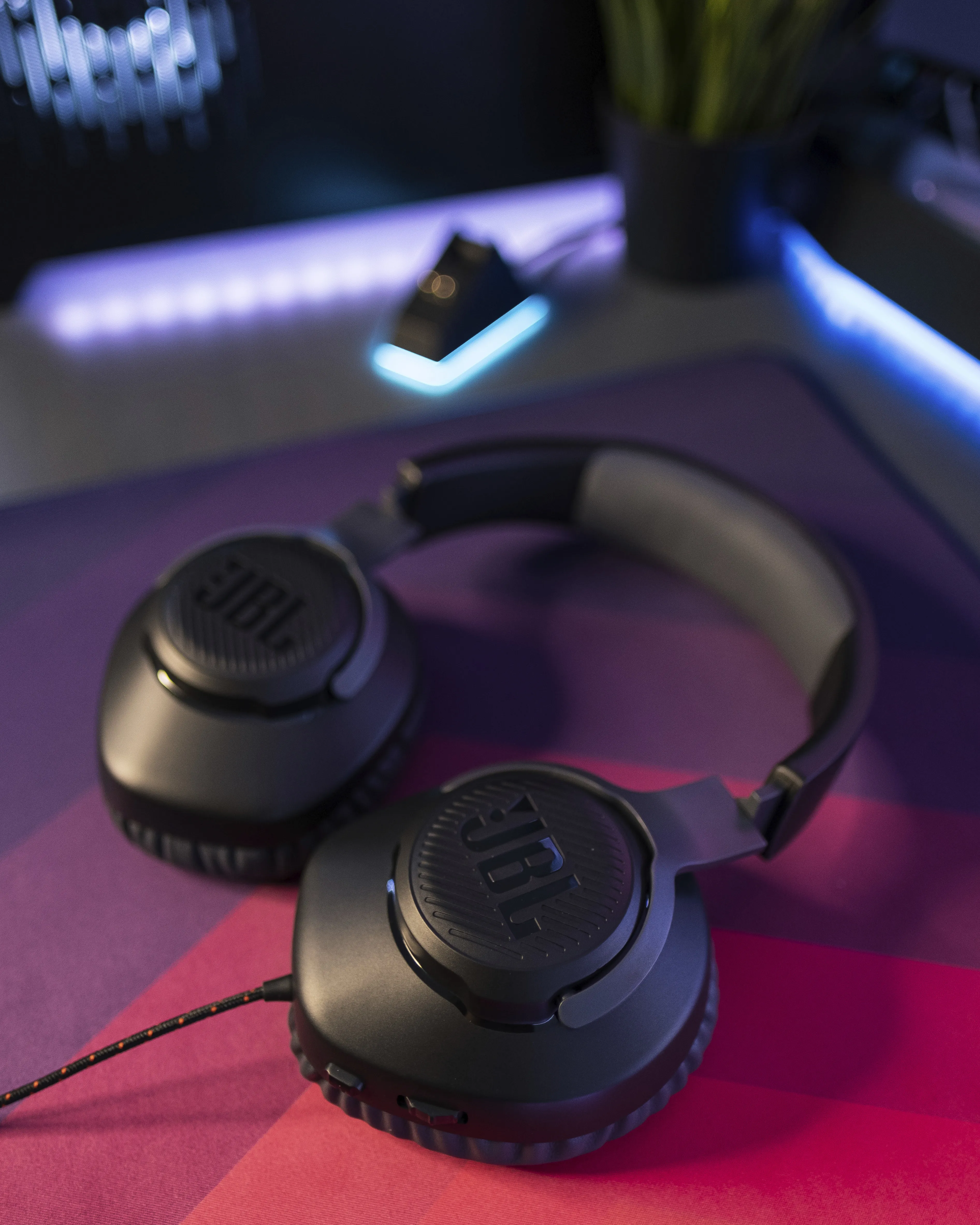 JBL Quantum 100 -pelikuulokkeet, valkoinen