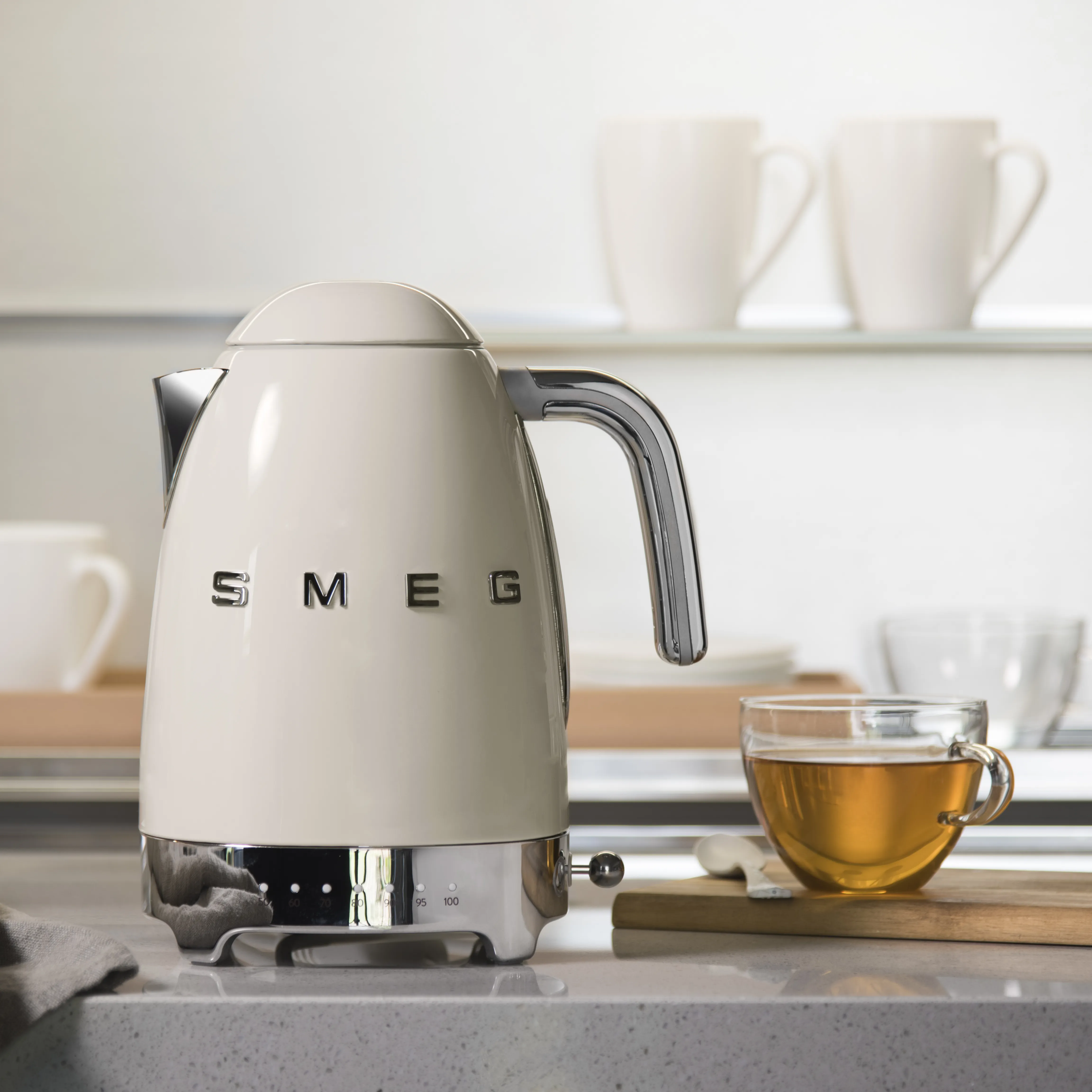 (Fyndh&ouml;rnan) Smeg 50's Style vattenkokare, 1,7 l, 2400 W, kr&auml;m