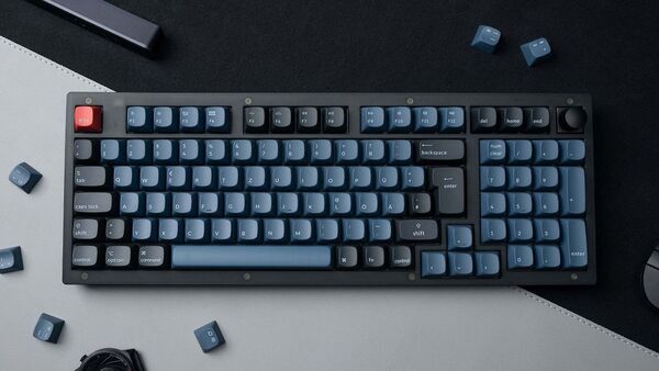 Keychron V5, QMK/VIA, RGB, Fully Assembled Knob, Frosted Black, Hot Swap 96%, K Pro Brown, -langaton pelin&auml;pp&auml;imist&ouml;