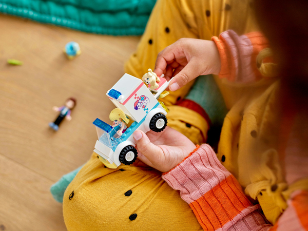 Lego Friends -El&auml;insairaalan ambulanssi 41694