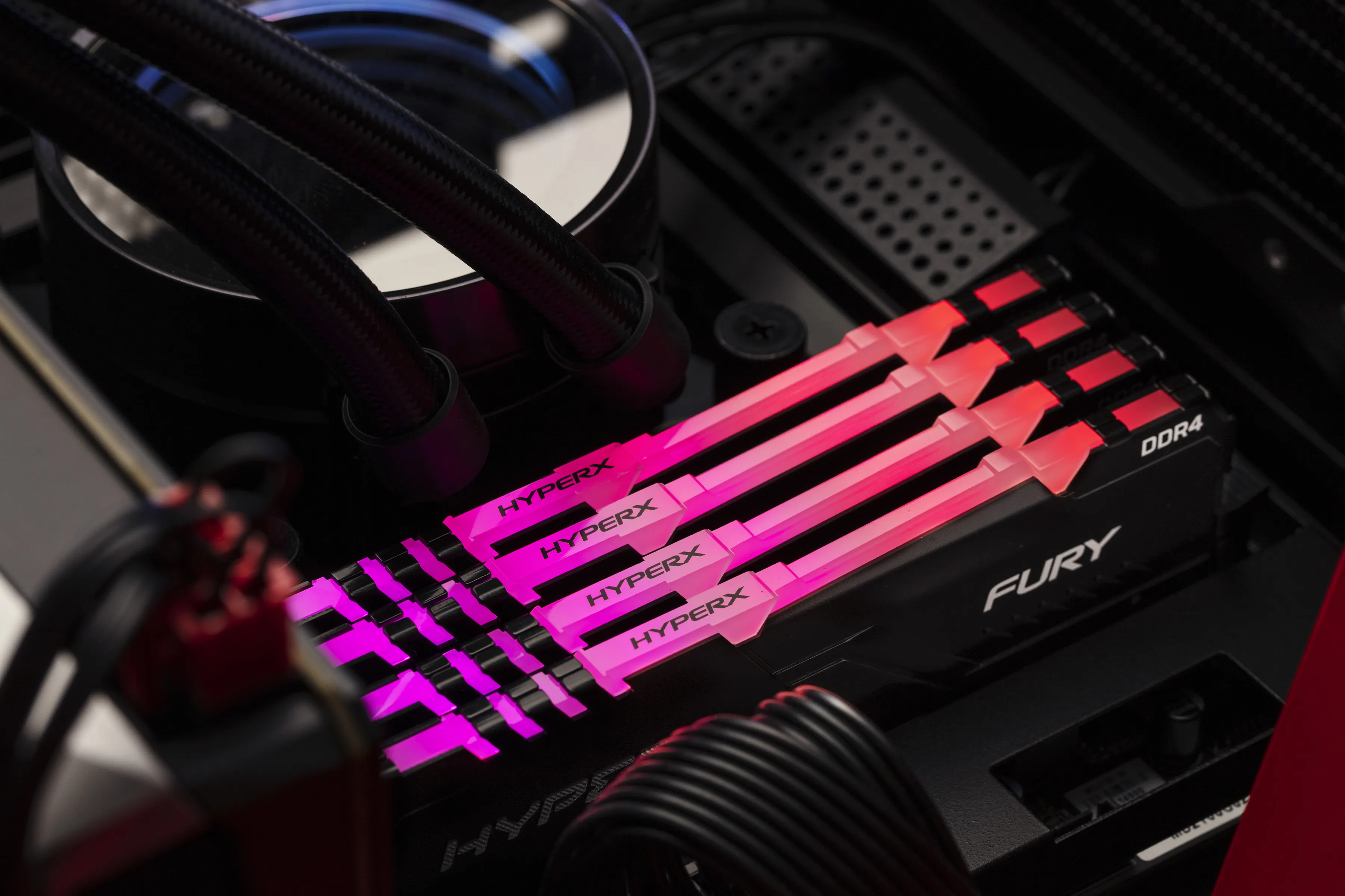 Kingston RGB 32 Gt (4 x 8 Gt) DDR4 3200 MHz, CL16 -muisti (XMP)