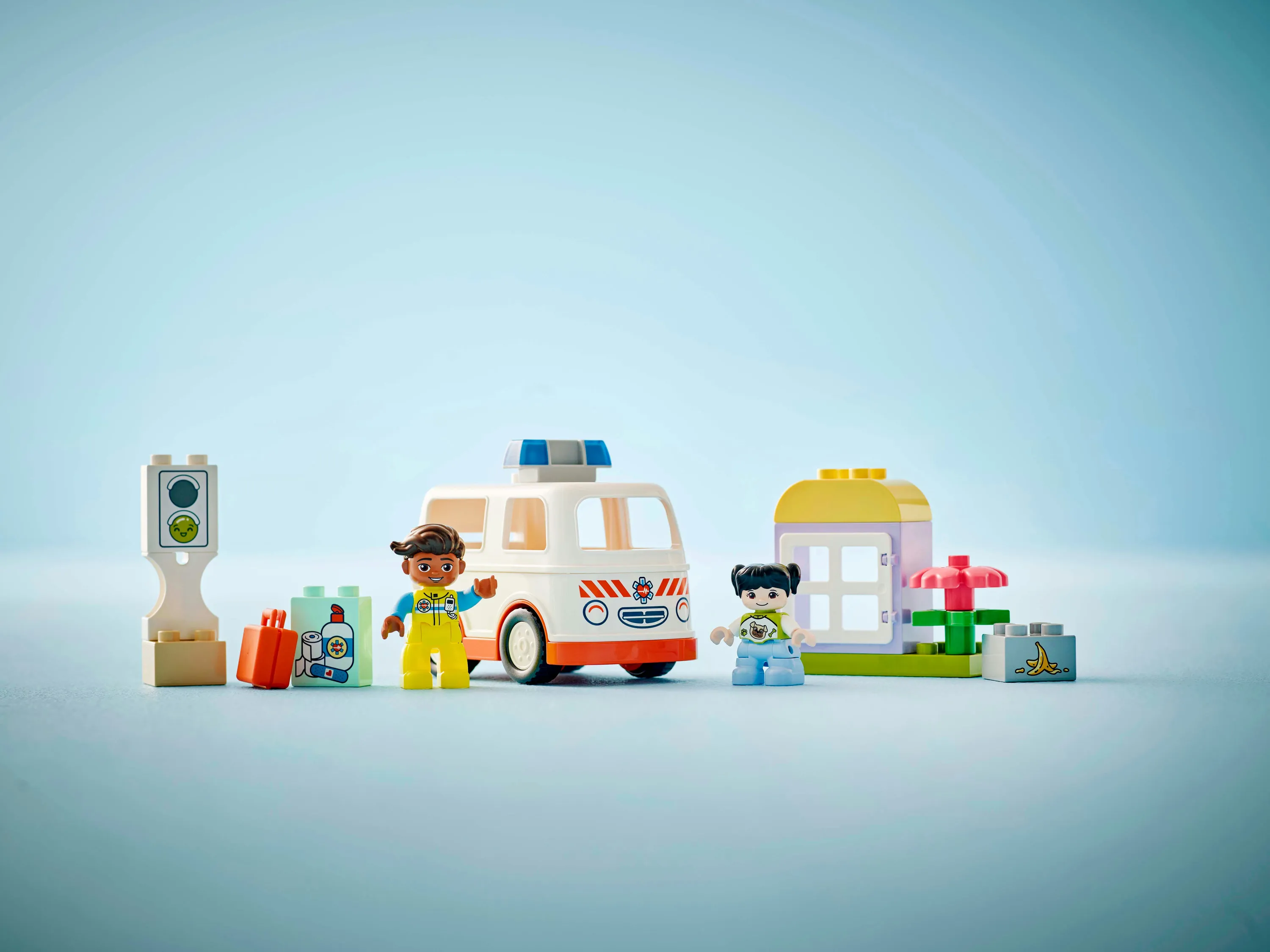 LEGO DUPLO Ambulans och f&ouml;rare 10447