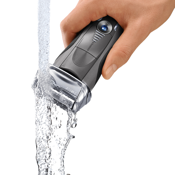 *BRAUN PARRANAJOKONE 790CC-4 SERIES-7 Huoltokeskus, &auml;&auml;niaaltoteknologia poistaa partakarvoja jokaisella vedolla mikrov&auml;r&auml;hdysten avulla- PowerComb nostaa ongelm