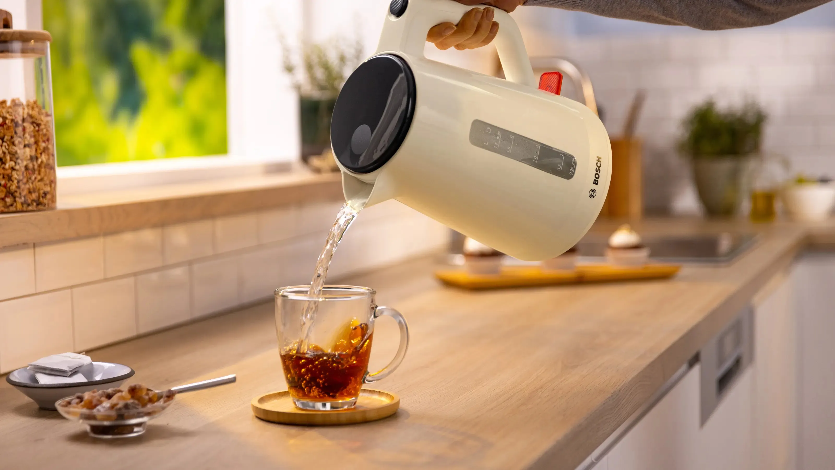 Bosch MyMoment TWK1M127 vattenkokare, 1,7 l, 2400 W, kr&auml;m/beige