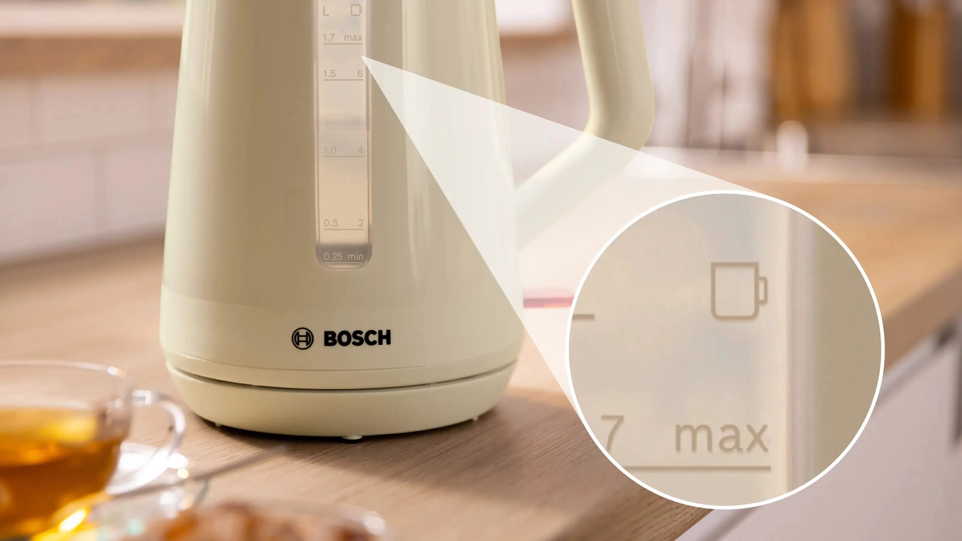 Bosch MyMoment TWK1M127 vattenkokare, 1,7 l, 2400 W, kr&auml;m/beige