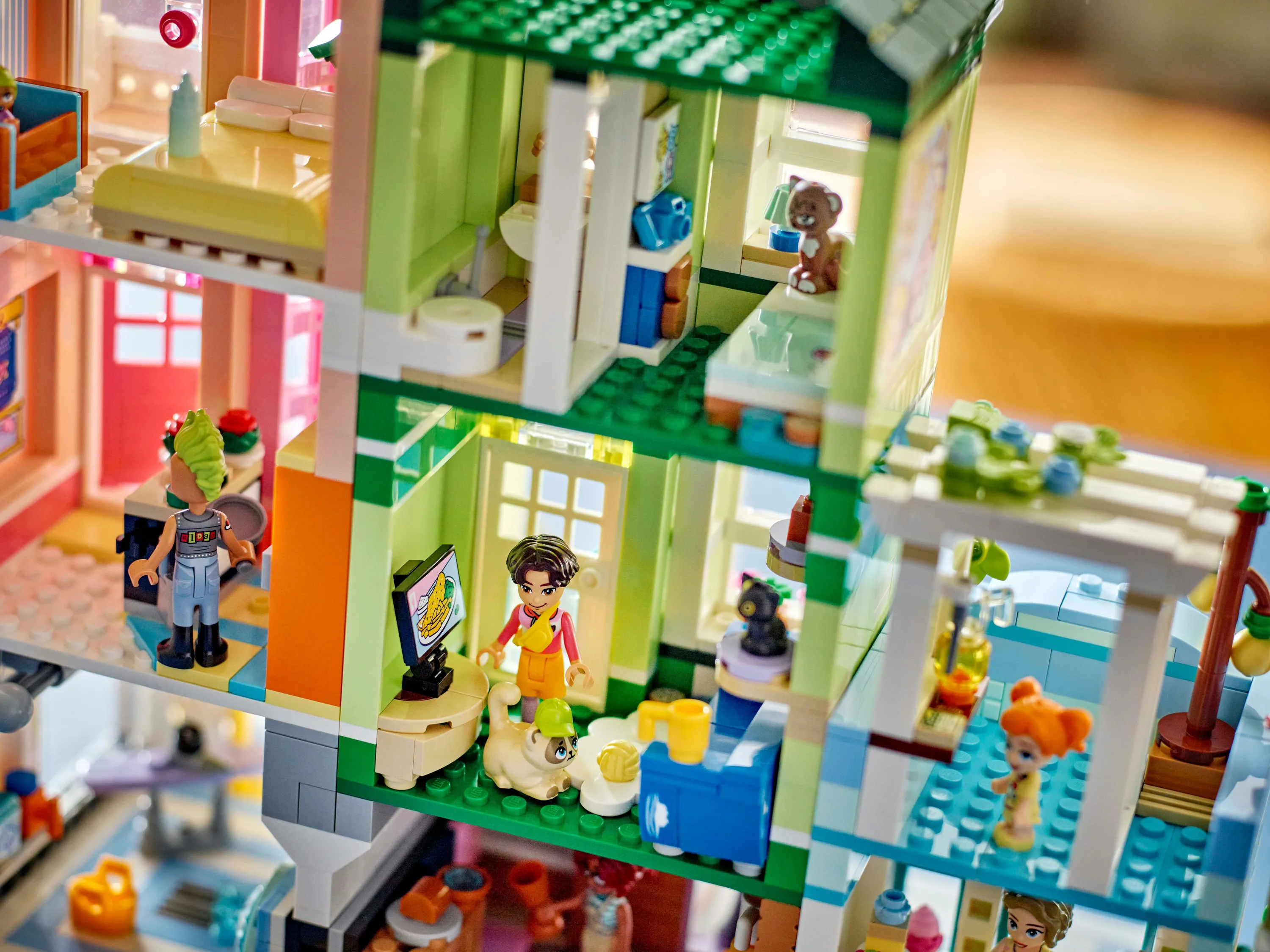 LEGO Friends Heartlake City l&auml;genheter och kommersiella byggnader 42670