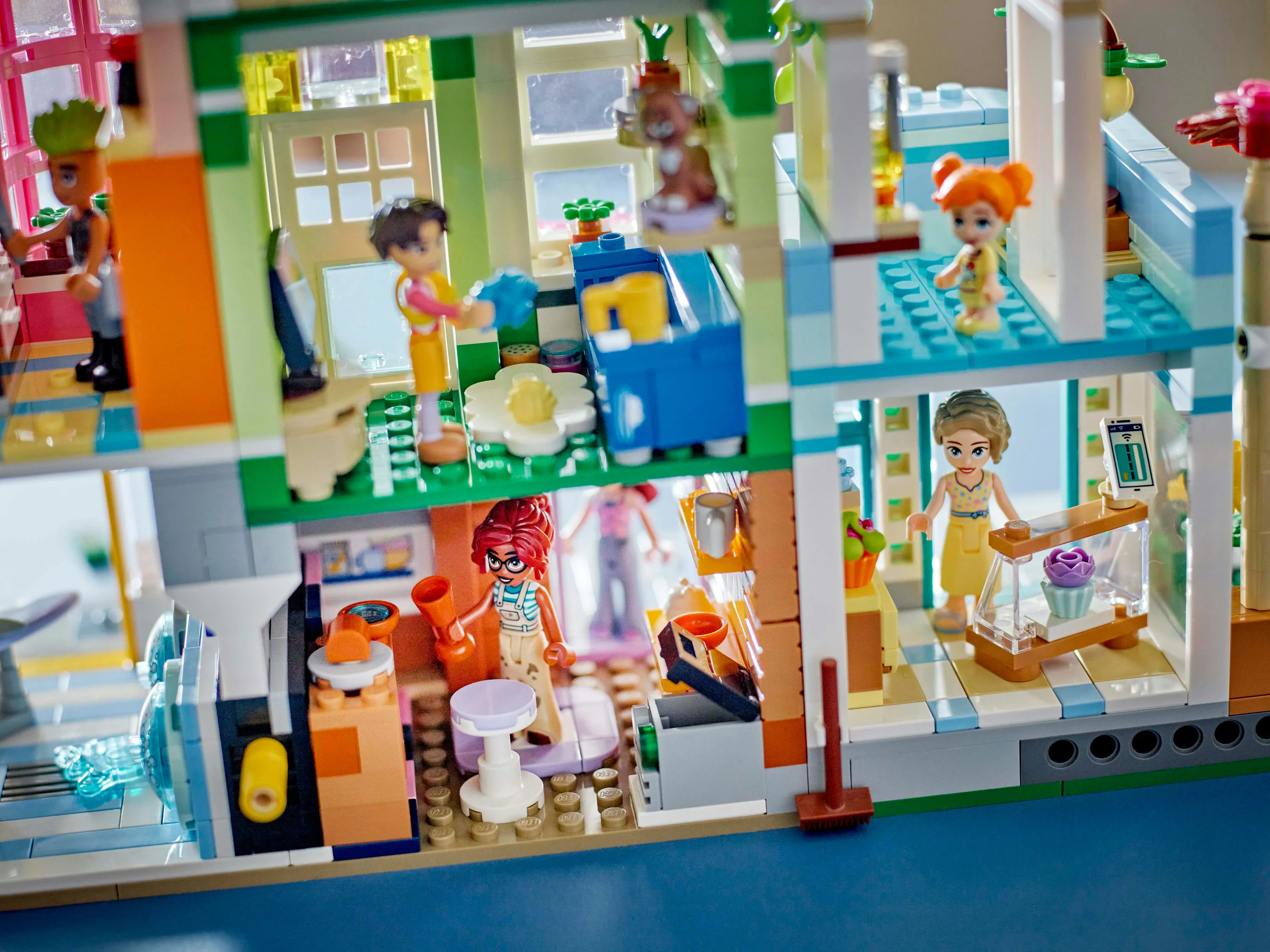 LEGO Friends Heartlake City l&auml;genheter och kommersiella byggnader 42670
