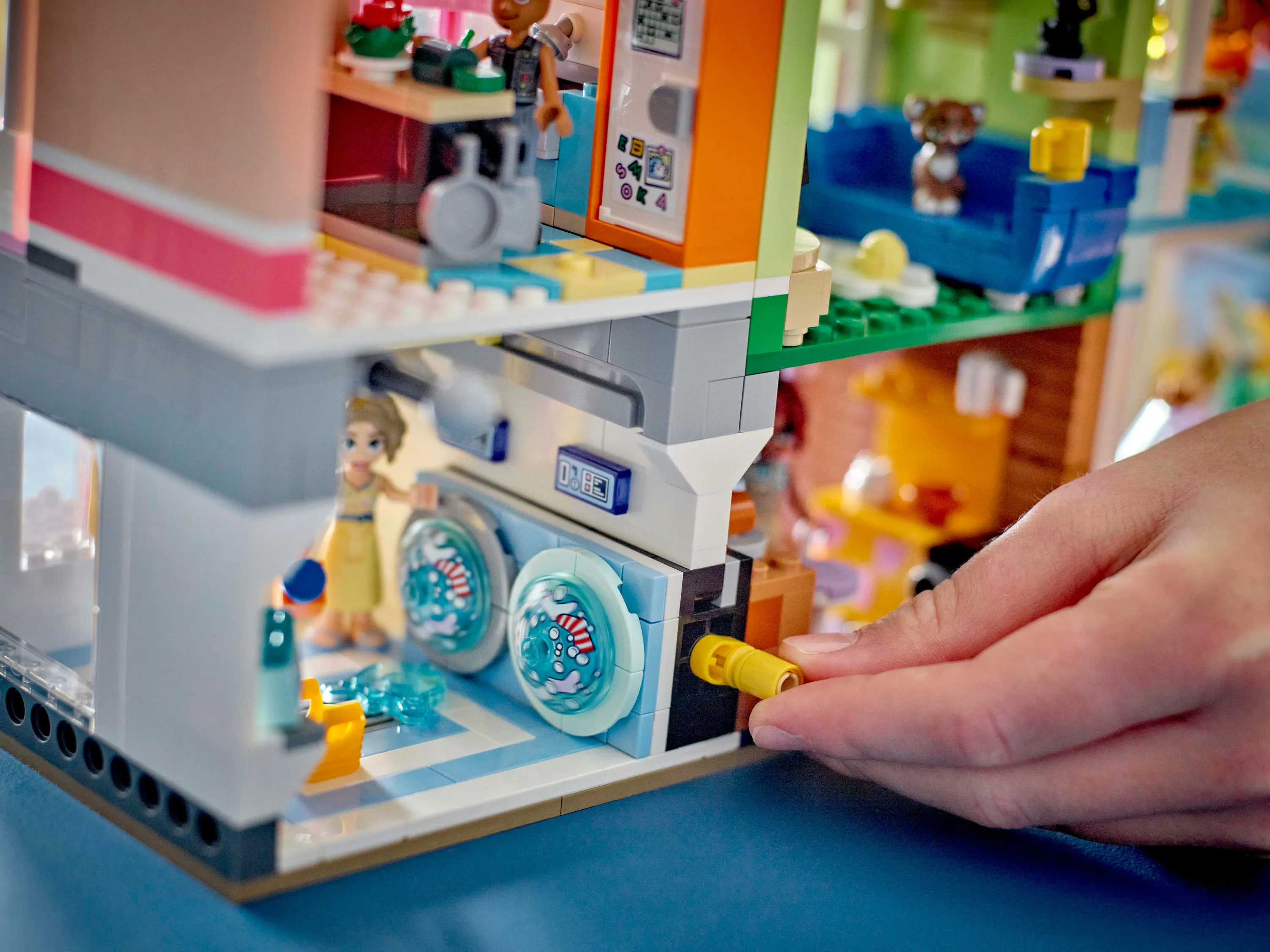 LEGO Friends Heartlake City l&auml;genheter och kommersiella byggnader 42670