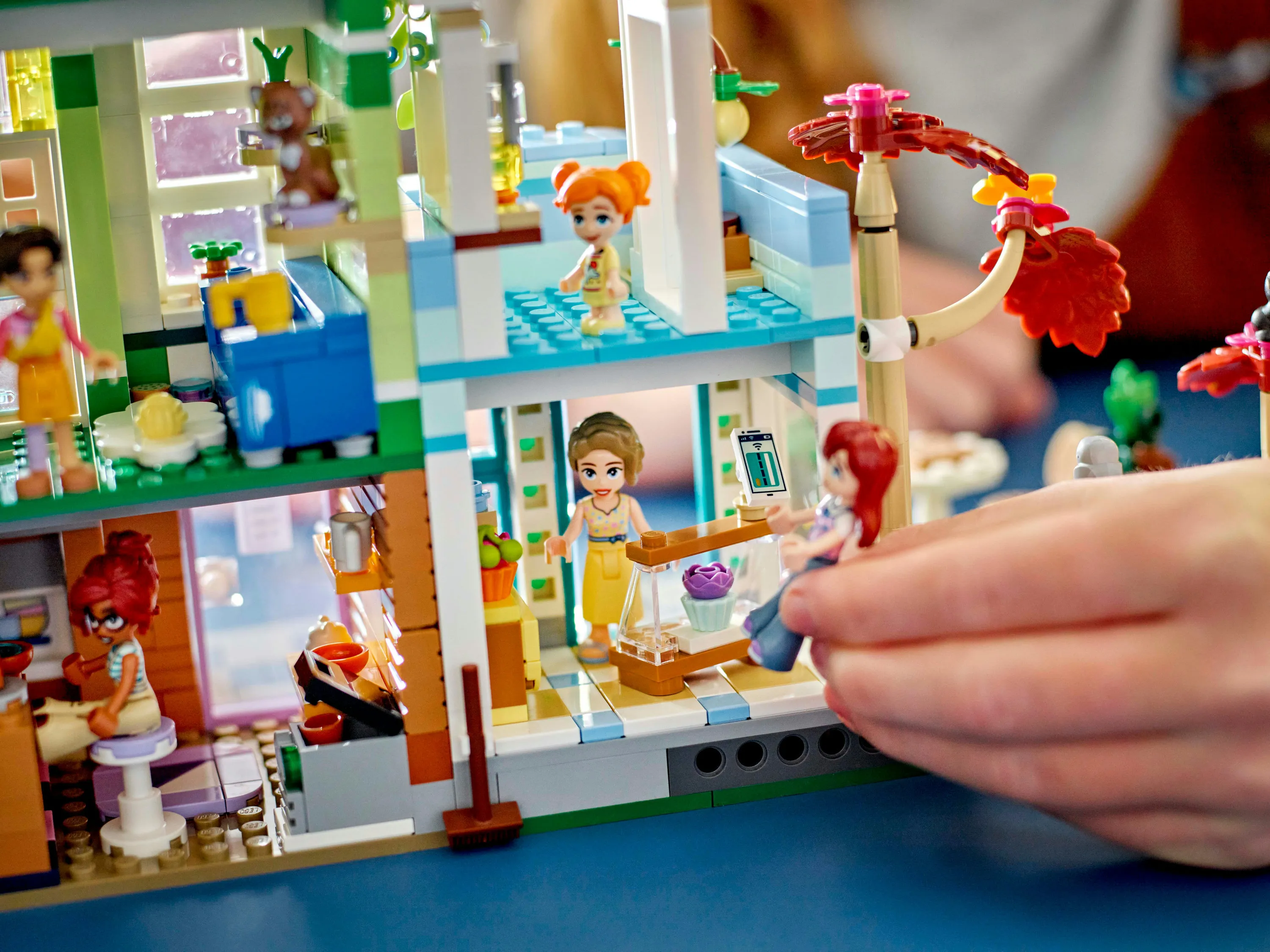 LEGO Friends Heartlake City l&auml;genheter och kommersiella byggnader 42670