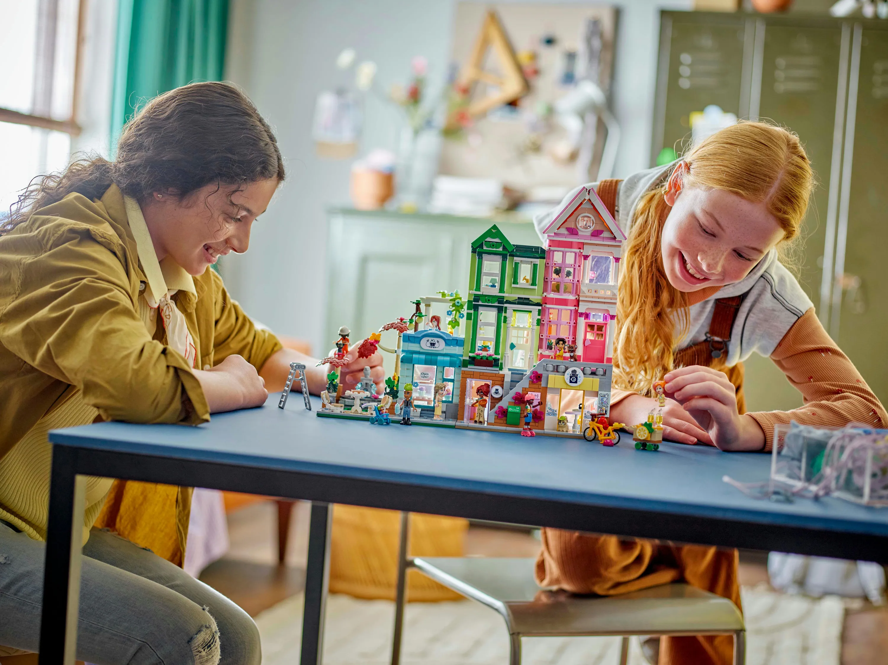 LEGO Friends Heartlake City l&auml;genheter och kommersiella byggnader 42670