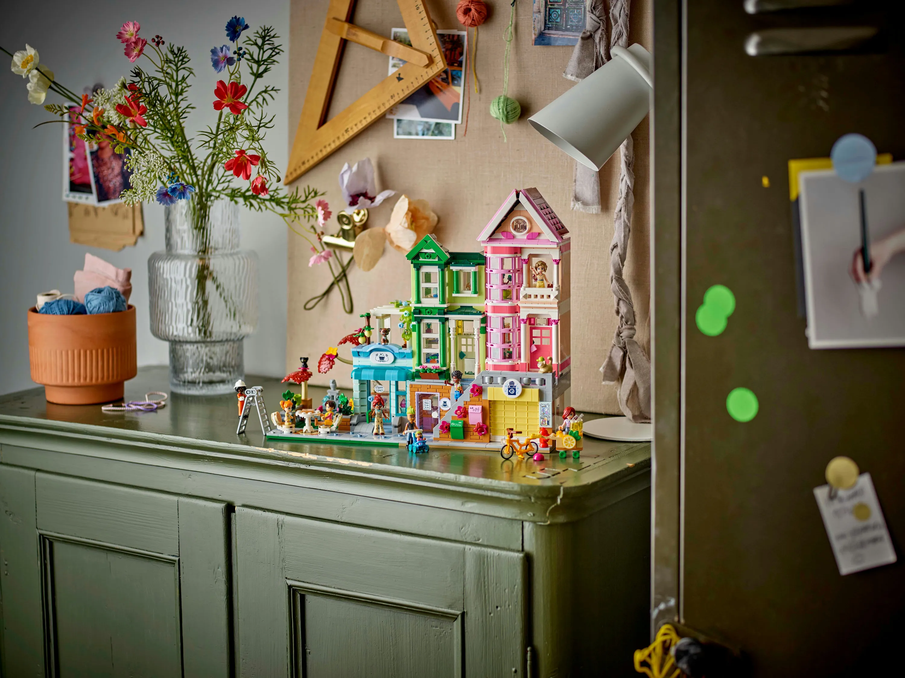 LEGO Friends Heartlake City l&auml;genheter och kommersiella byggnader 42670