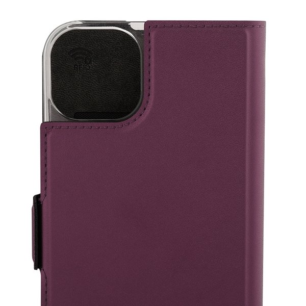 Wave Book Case smoky sangria suojakotelo Apple iPhone 15 Plus puhelimelle. MagSafe-yhteensopiva. Magneettisulkuinen kansi, korttipaikat RFID suojauksella ja l&auml;p