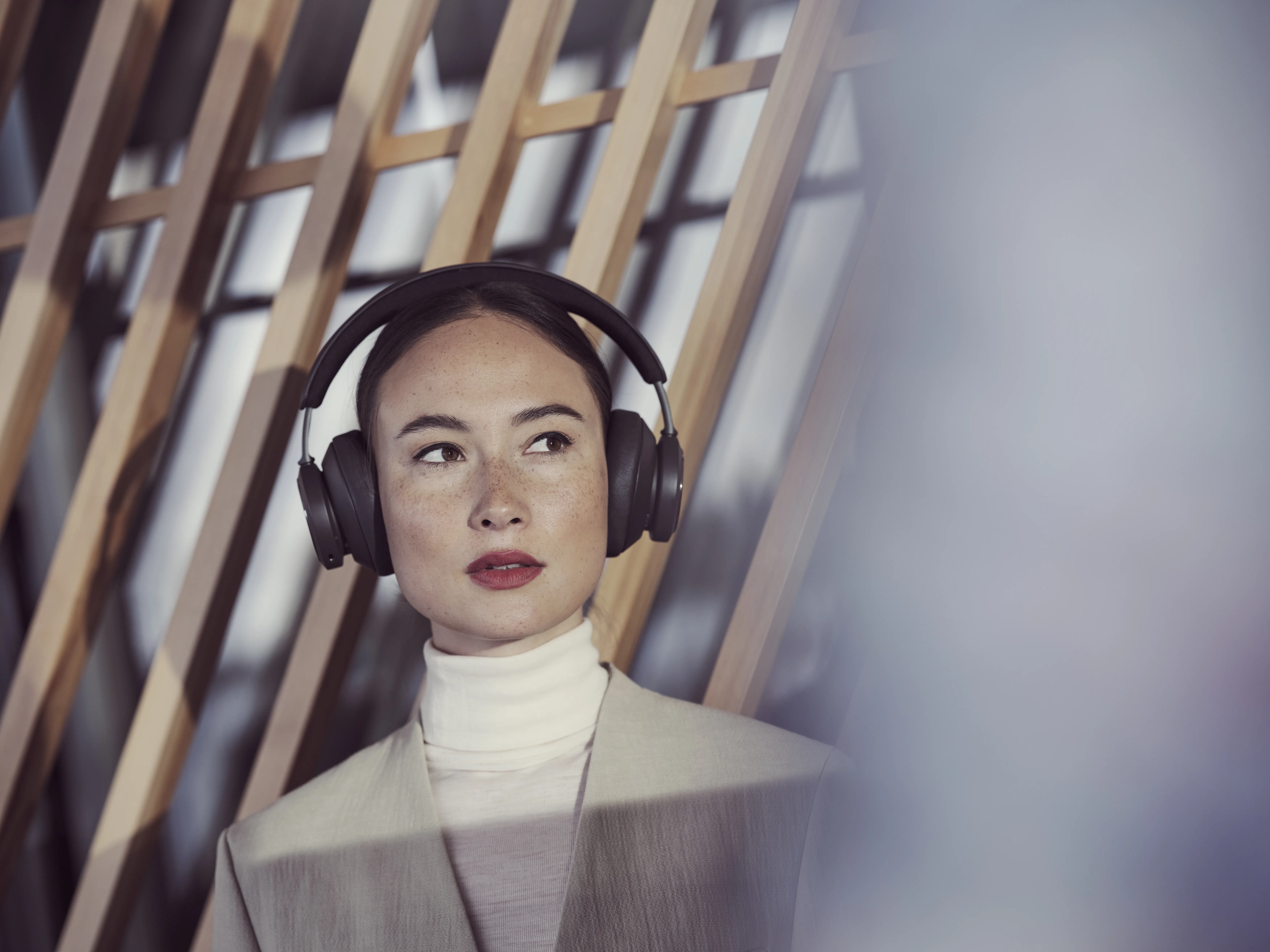 Bang-Olufsen BeoPlay Portal -langattomat kuulokkeet, Musta
