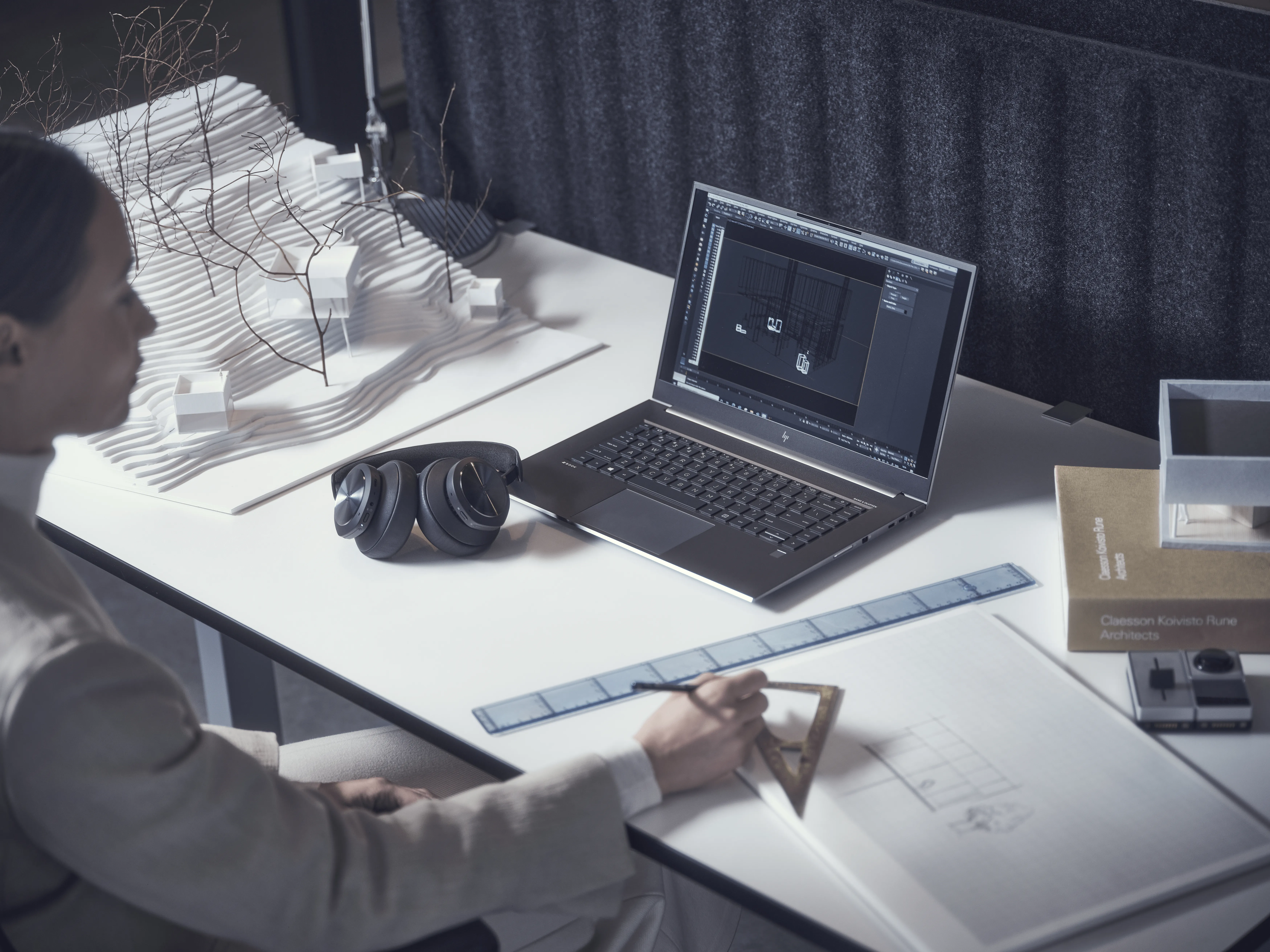 Bang-Olufsen BeoPlay Portal -langattomat kuulokkeet, Musta