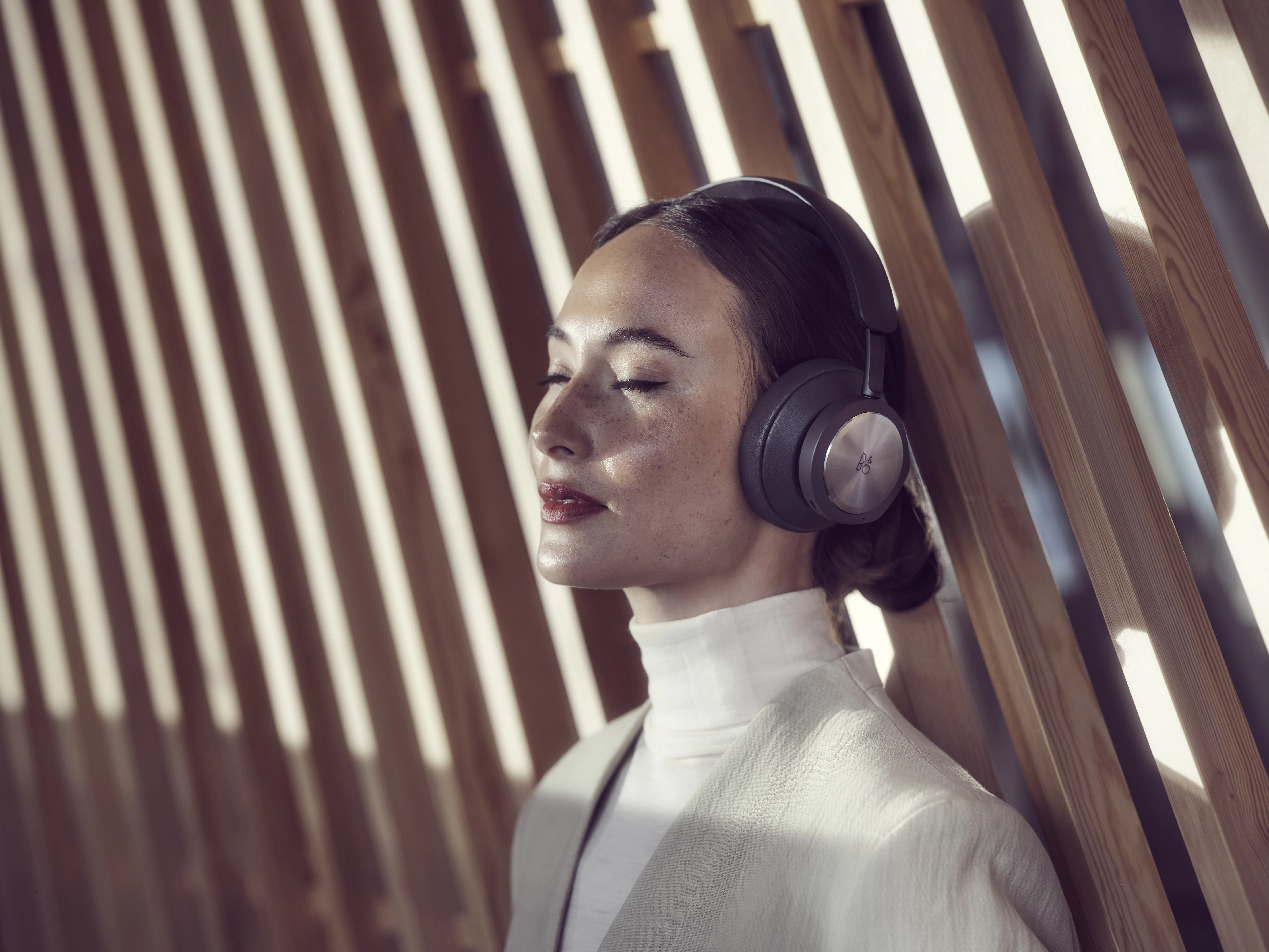 Bang-Olufsen BeoPlay Portal -langattomat kuulokkeet, Musta