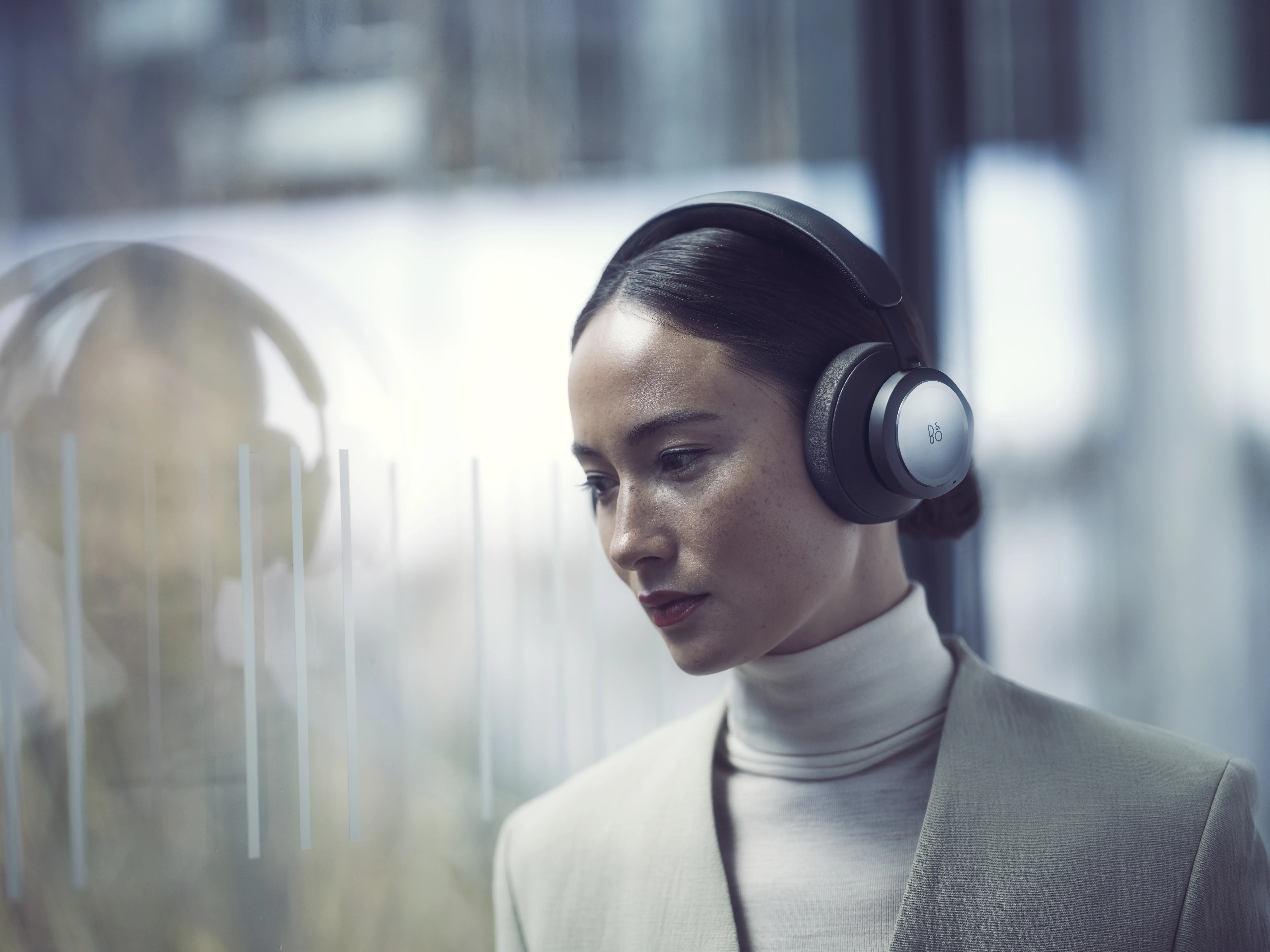 Bang-Olufsen BeoPlay Portal -langattomat kuulokkeet, Musta