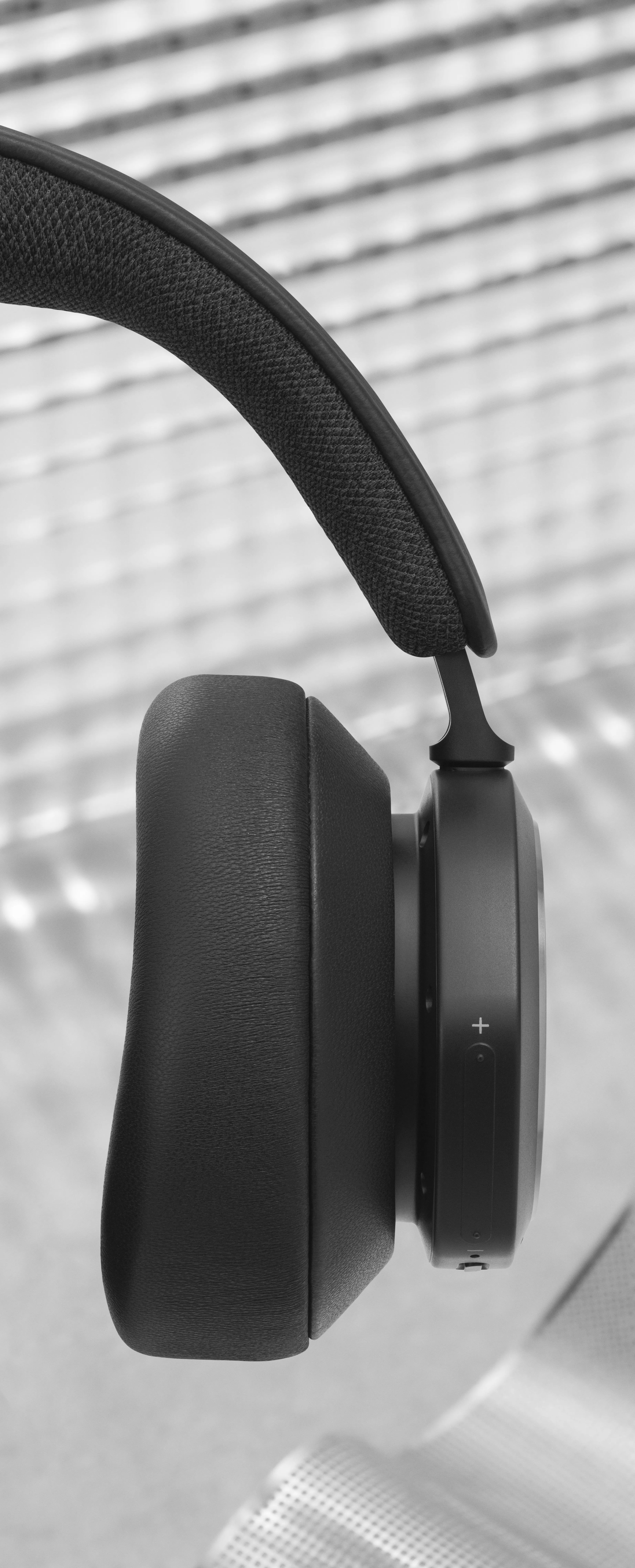 Bang-Olufsen BeoPlay Portal -langattomat kuulokkeet, Musta