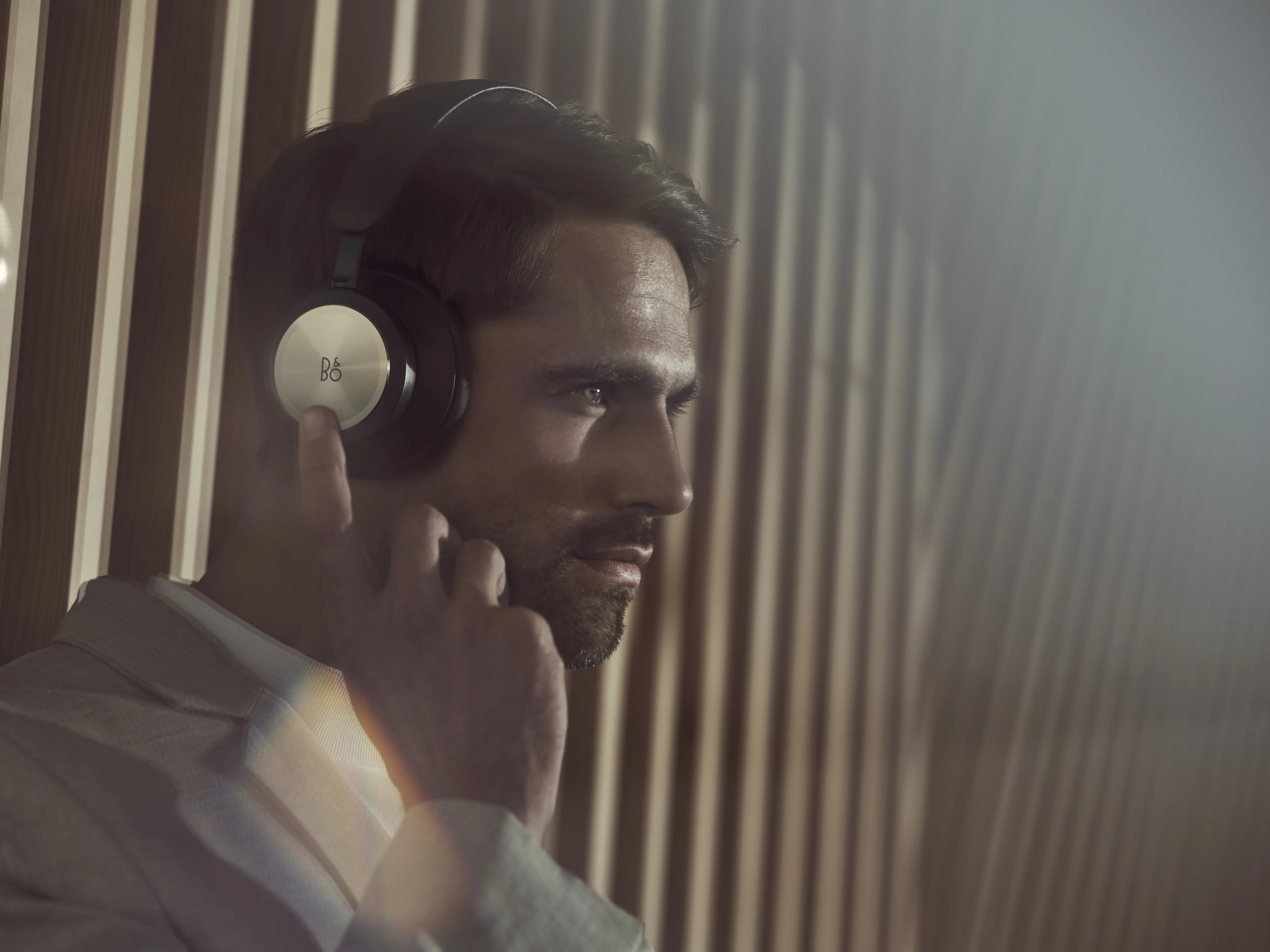 Bang-Olufsen BeoPlay Portal -langattomat kuulokkeet, Musta