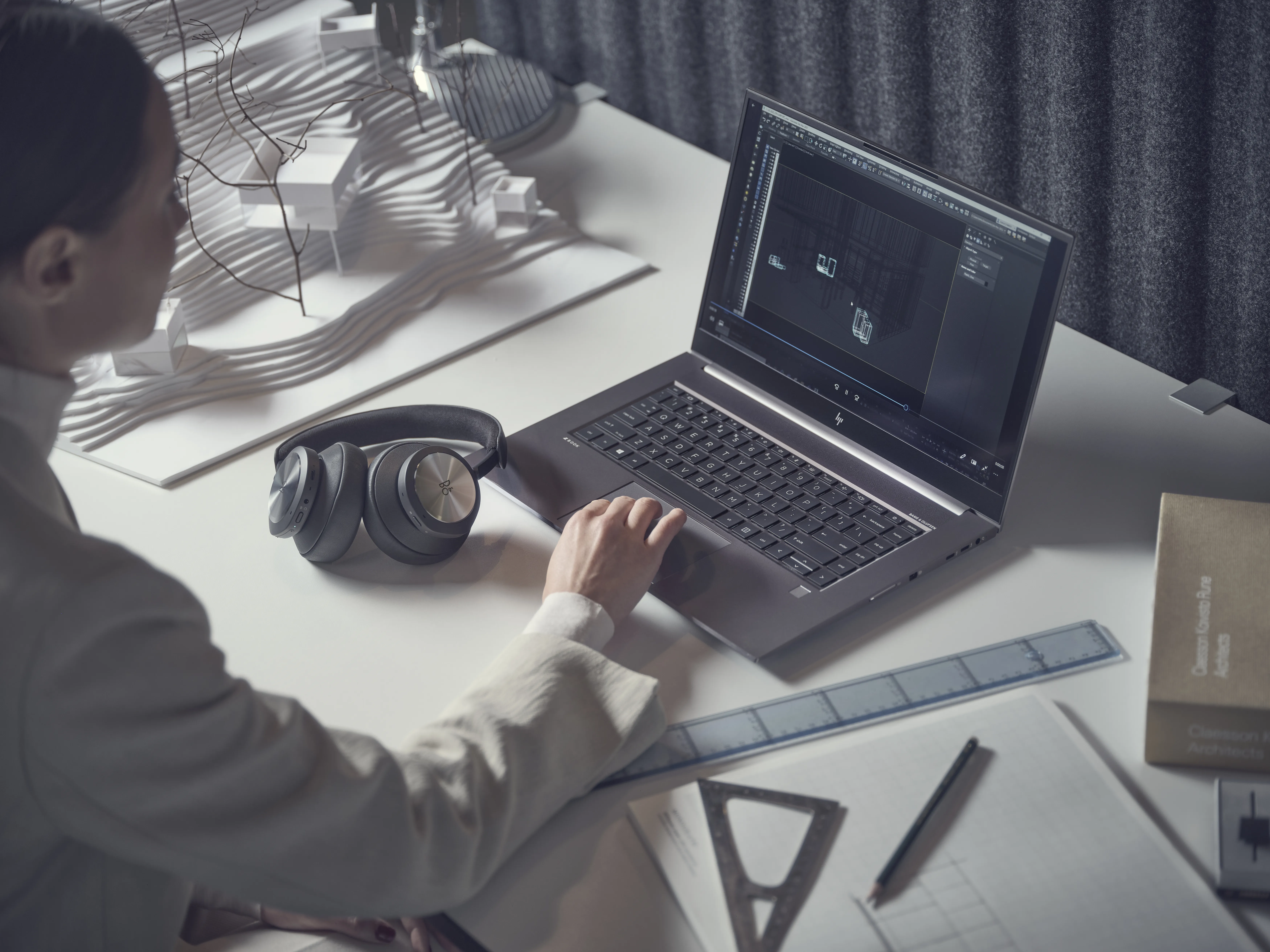 Bang-Olufsen BeoPlay Portal -langattomat kuulokkeet, Musta