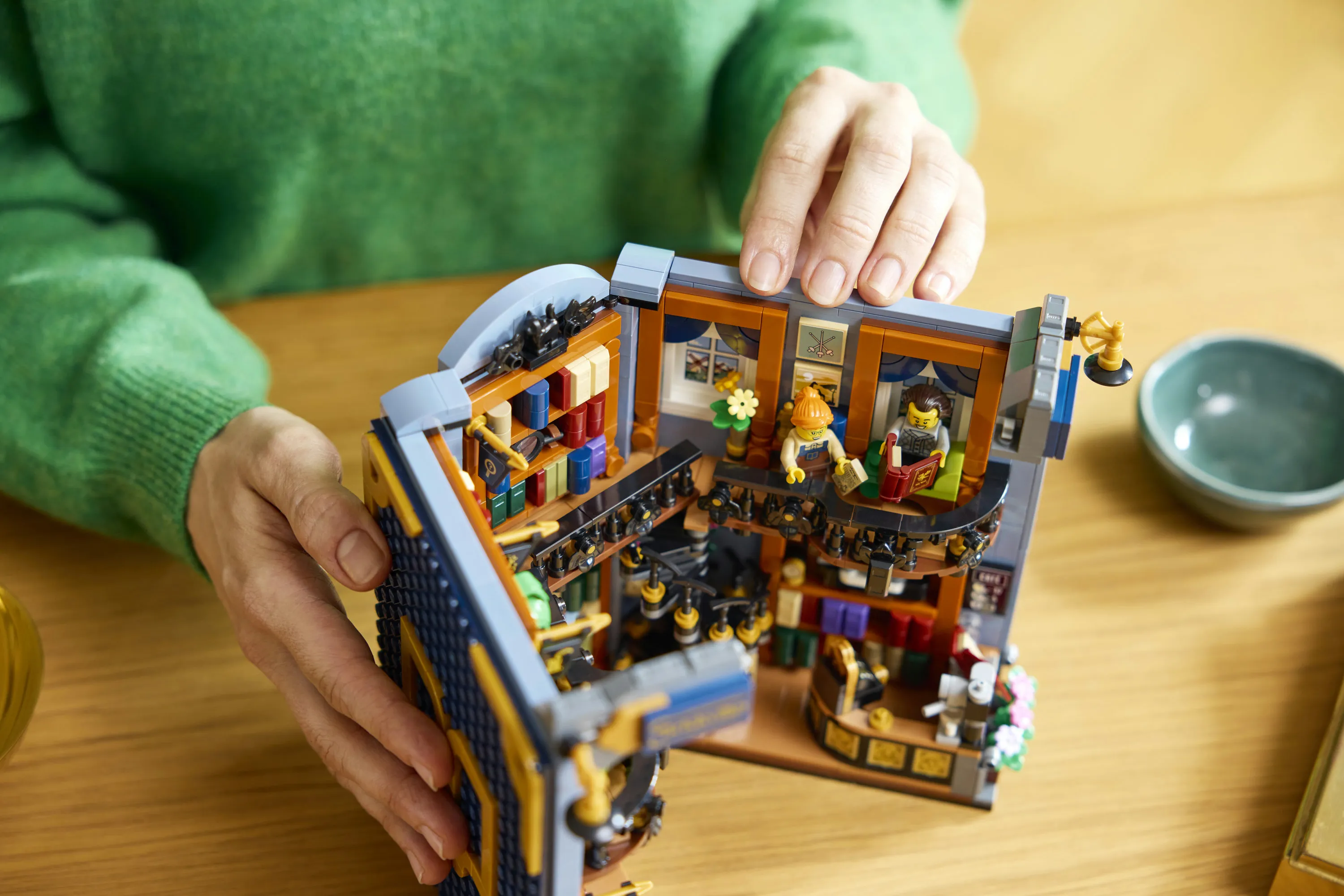 LEGO Icons Bookshop: Book Nook 11379