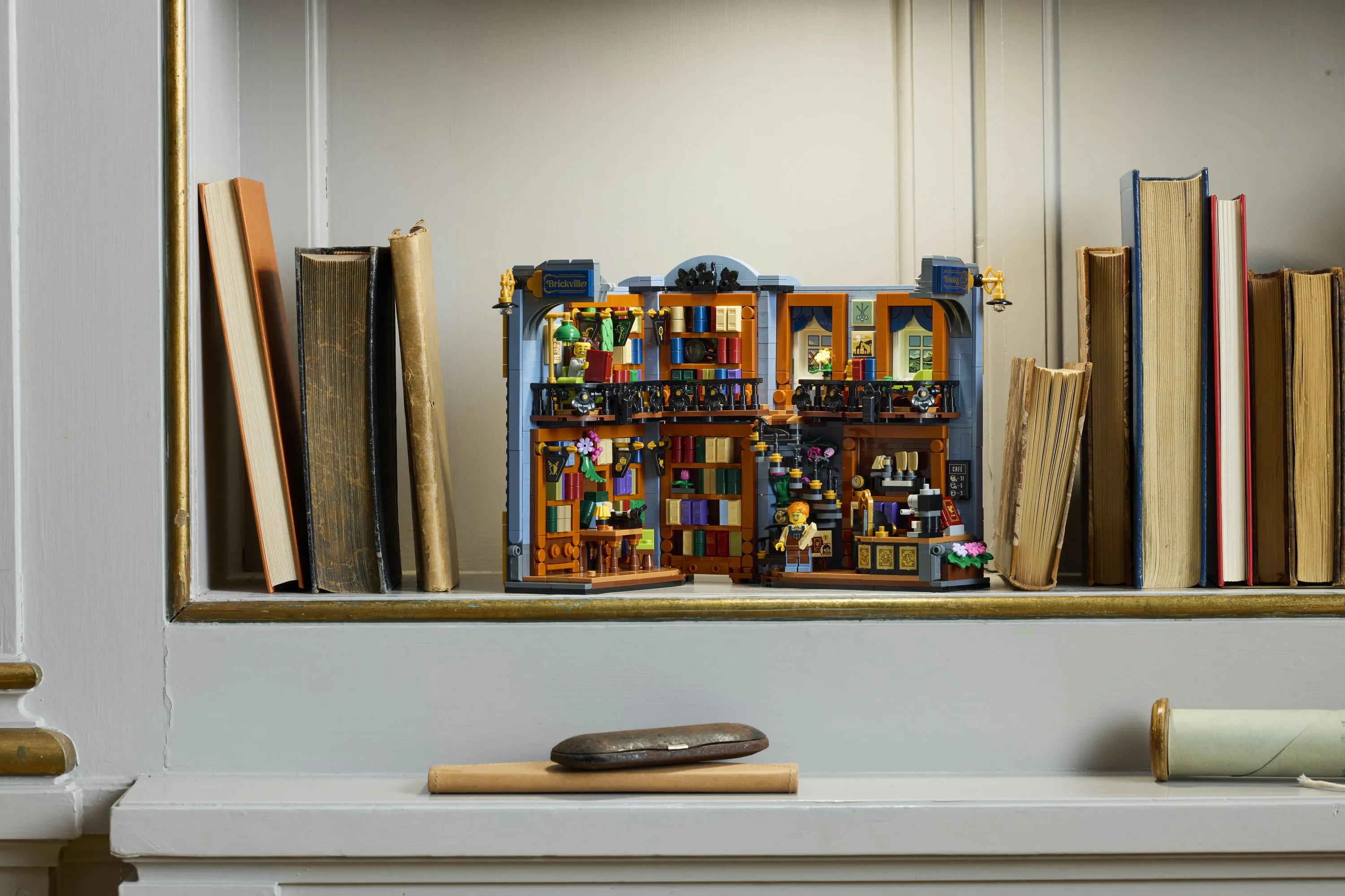 LEGO Icons Bookshop: Book Nook 11379