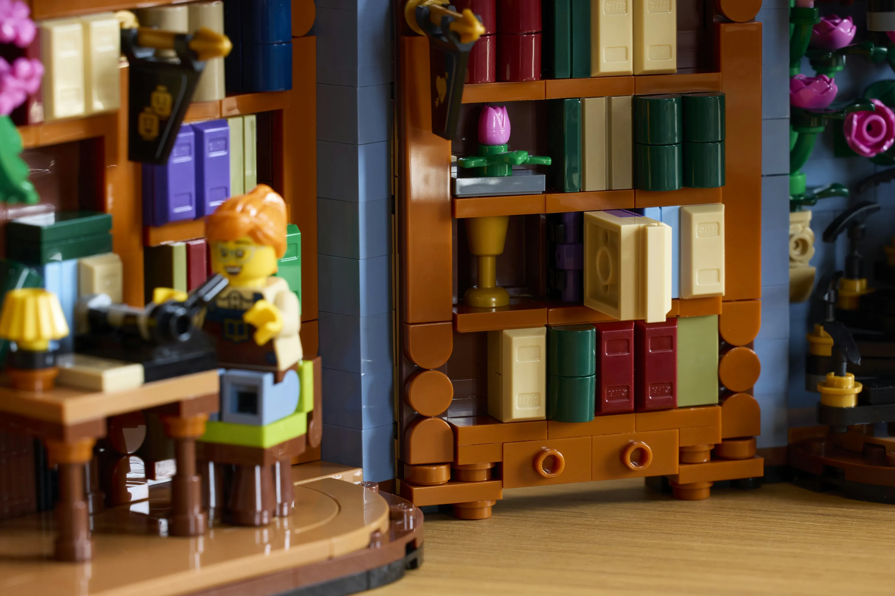 LEGO Icons Bookshop: Book Nook 11379