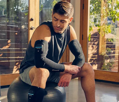 Therabody RecoveryPulse kompressions- och vibrations&auml;rm f&ouml;r armen, svart, storlek L