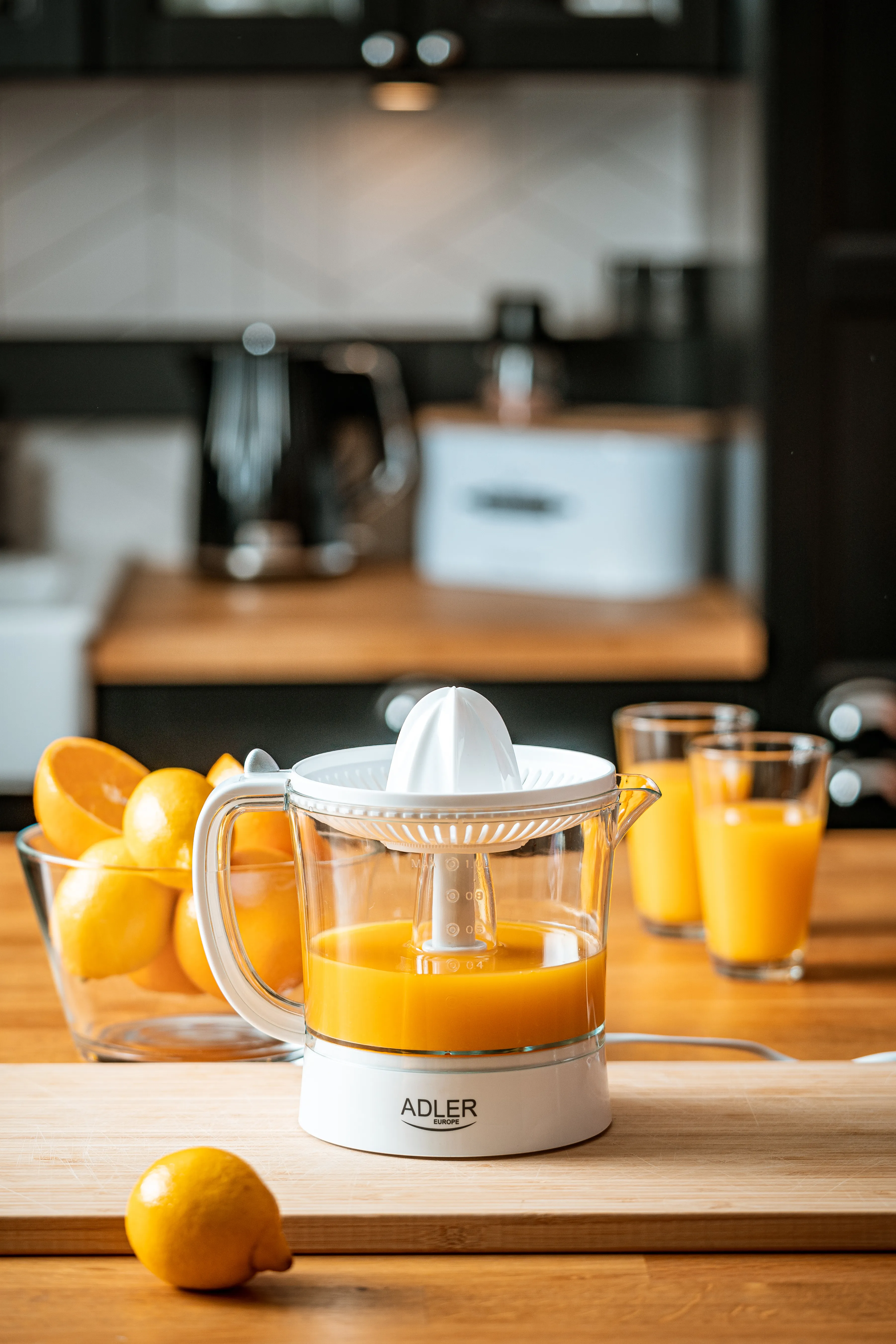 Adler AD 4009 -sitrushedelm&auml;puristin, 60 W, 1 l, valkoinen