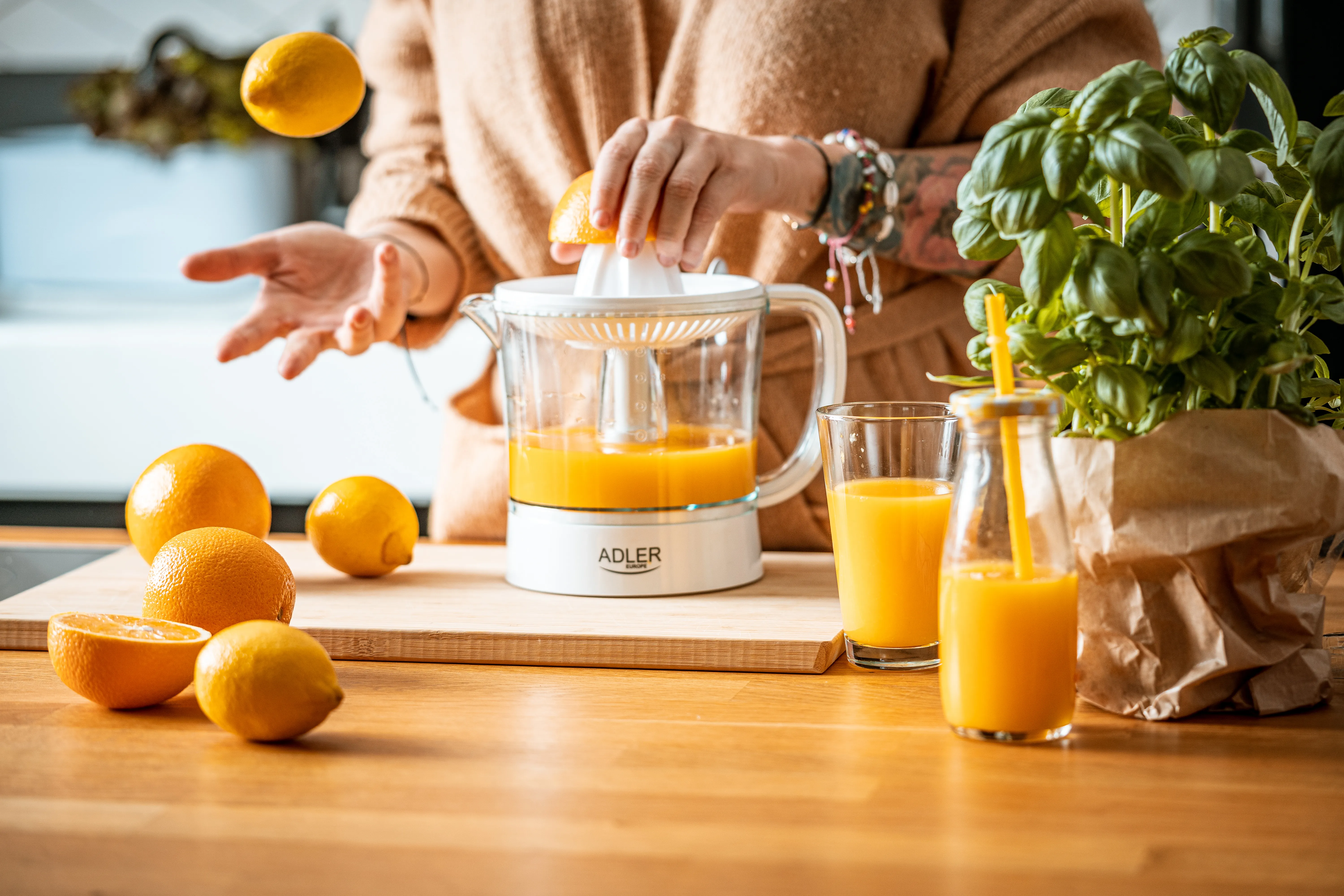 Adler AD 4009 -sitrushedelm&auml;puristin, 60 W, 1 l, valkoinen