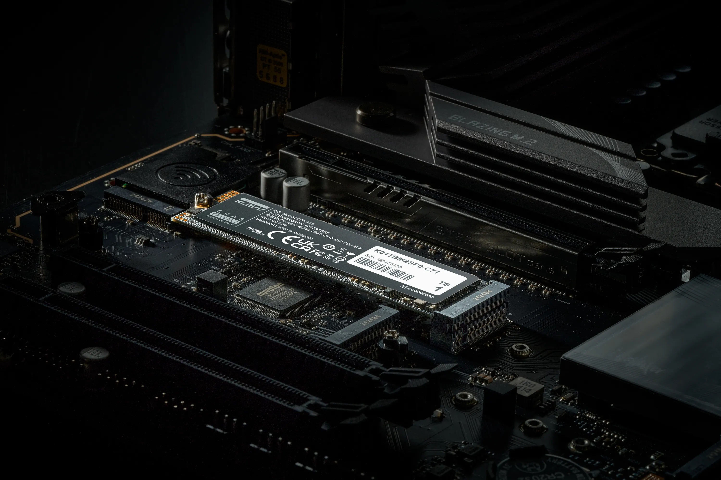 KLEVV CRAS C715 1TB M.2 2280 PCI Express 3.0 x4 Non-Volatile Memory Express SSD