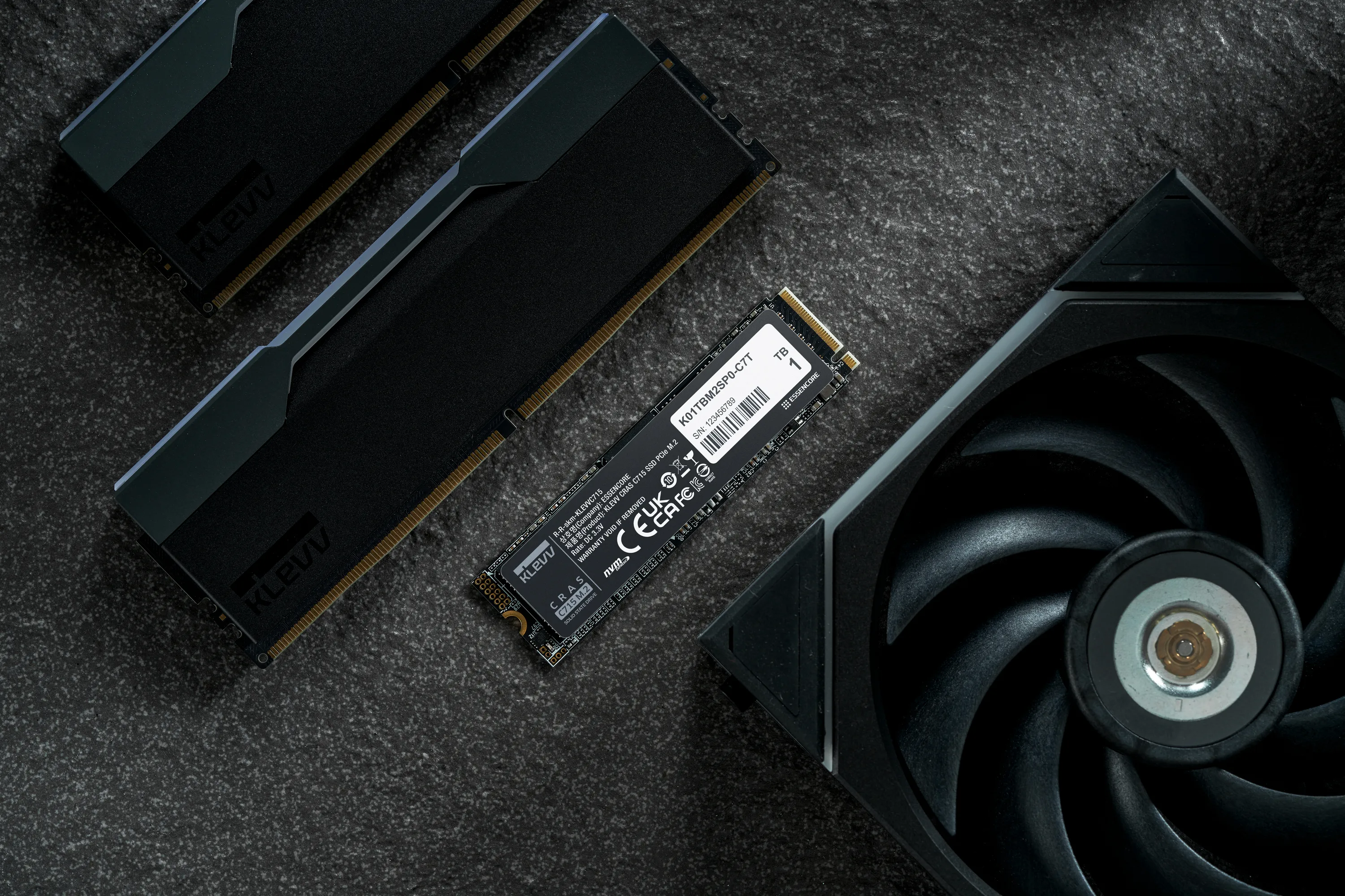 KLEVV CRAS C715 1TB M.2 2280 PCI Express 3.0 x4 Non-Volatile Memory Express SSD