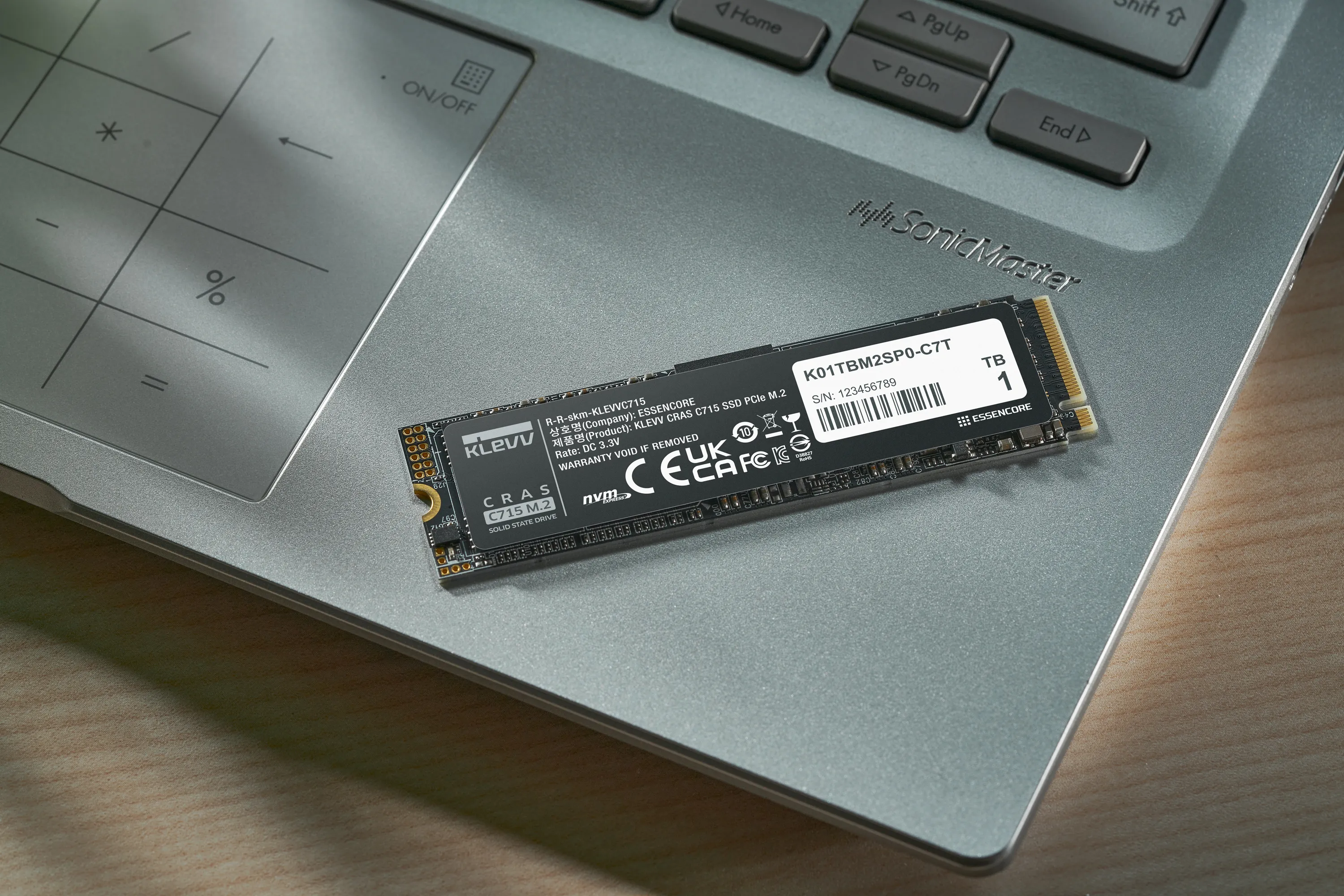 KLEVV CRAS C715 1TB M.2 2280 PCI Express 3.0 x4 Non-Volatile Memory Express SSD