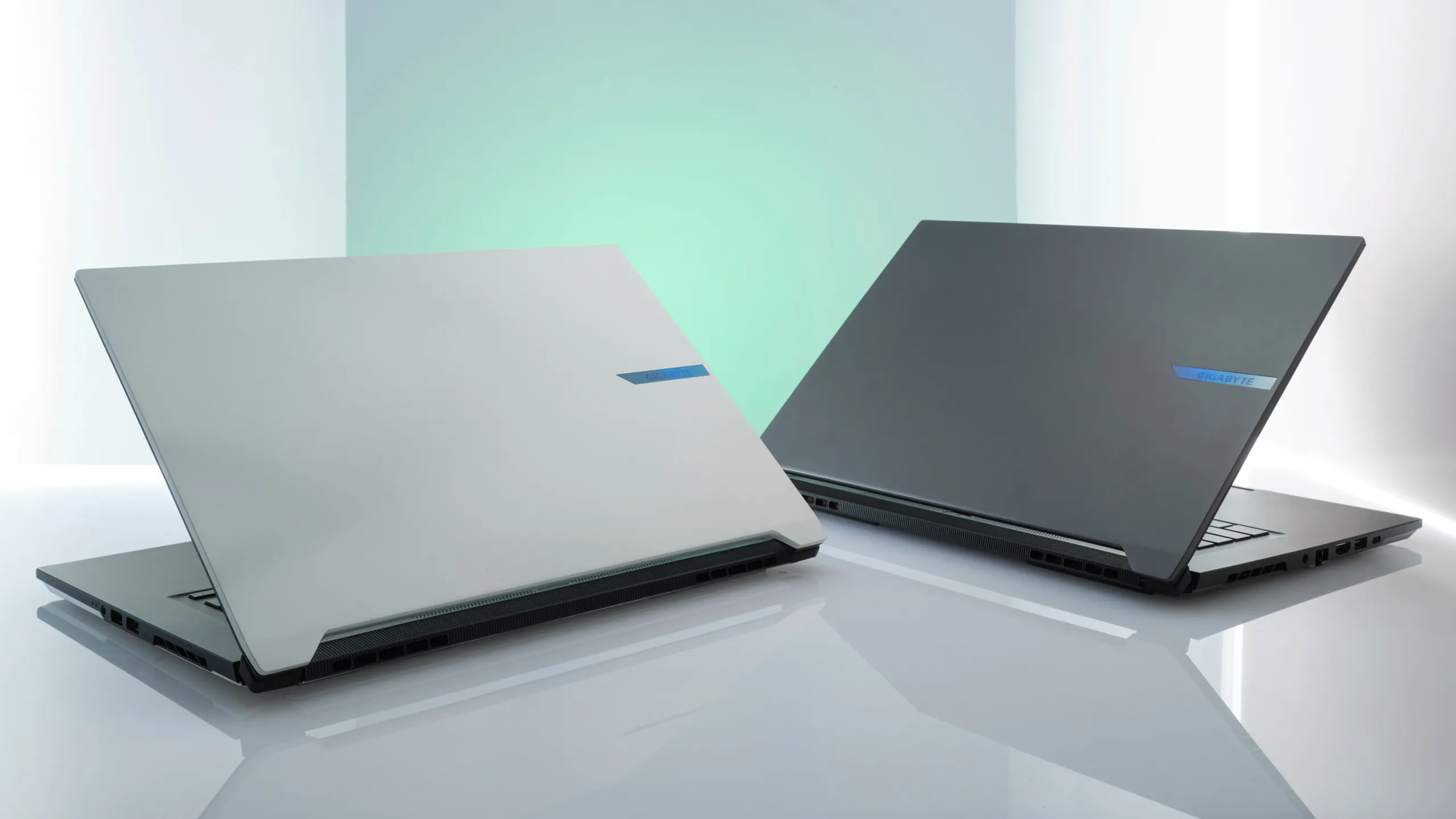 GIGABYTE AERO X16 1VH 16" Ryzen AI 7-350, 32 GB, 1 TB, Win 11 Home - spelb&auml;rbar dator, rymdgr&aring;