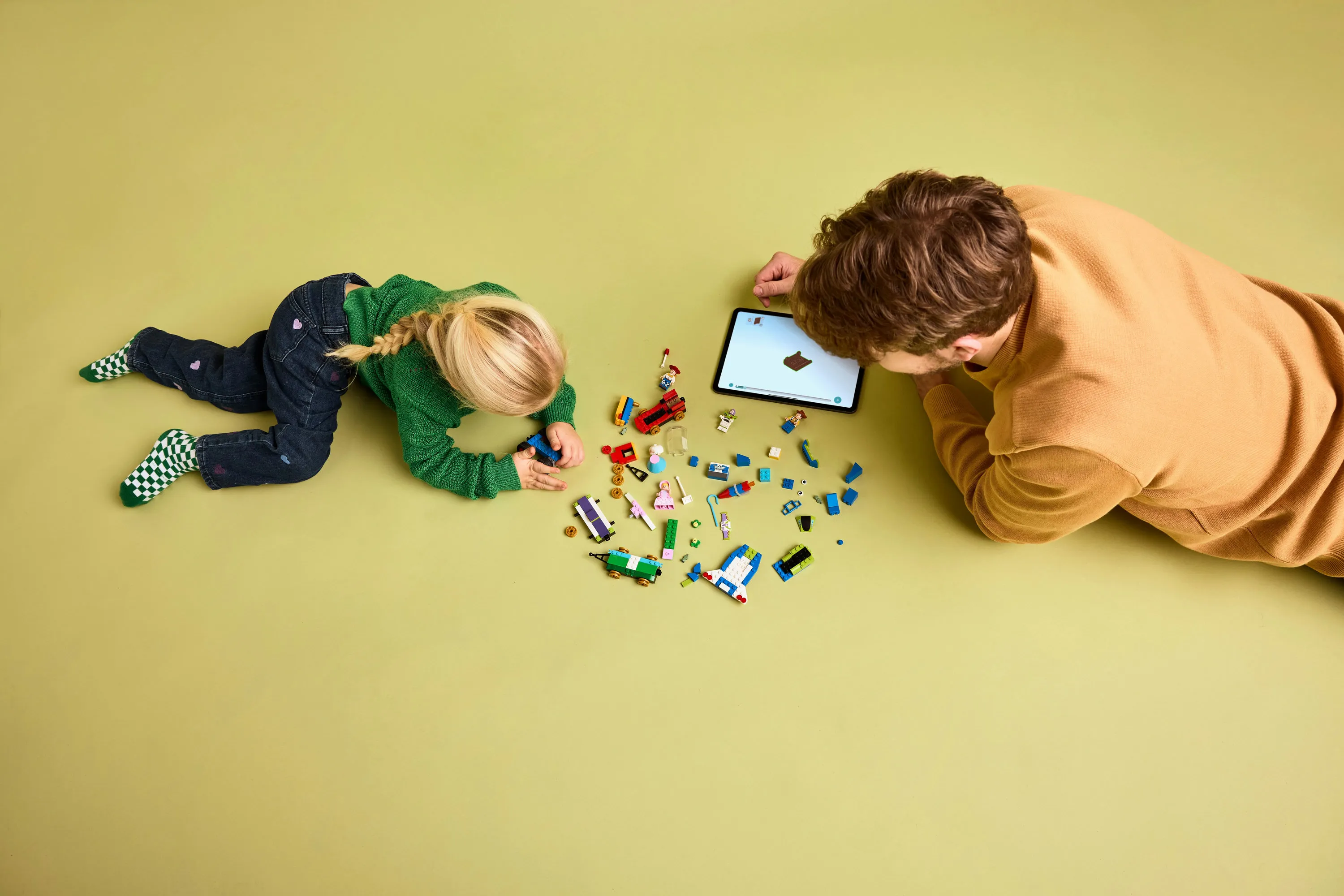 LEGO Disney Pixar Toy Story Jubileumst&aring;g med fj&auml;rrstyrd bil 43264