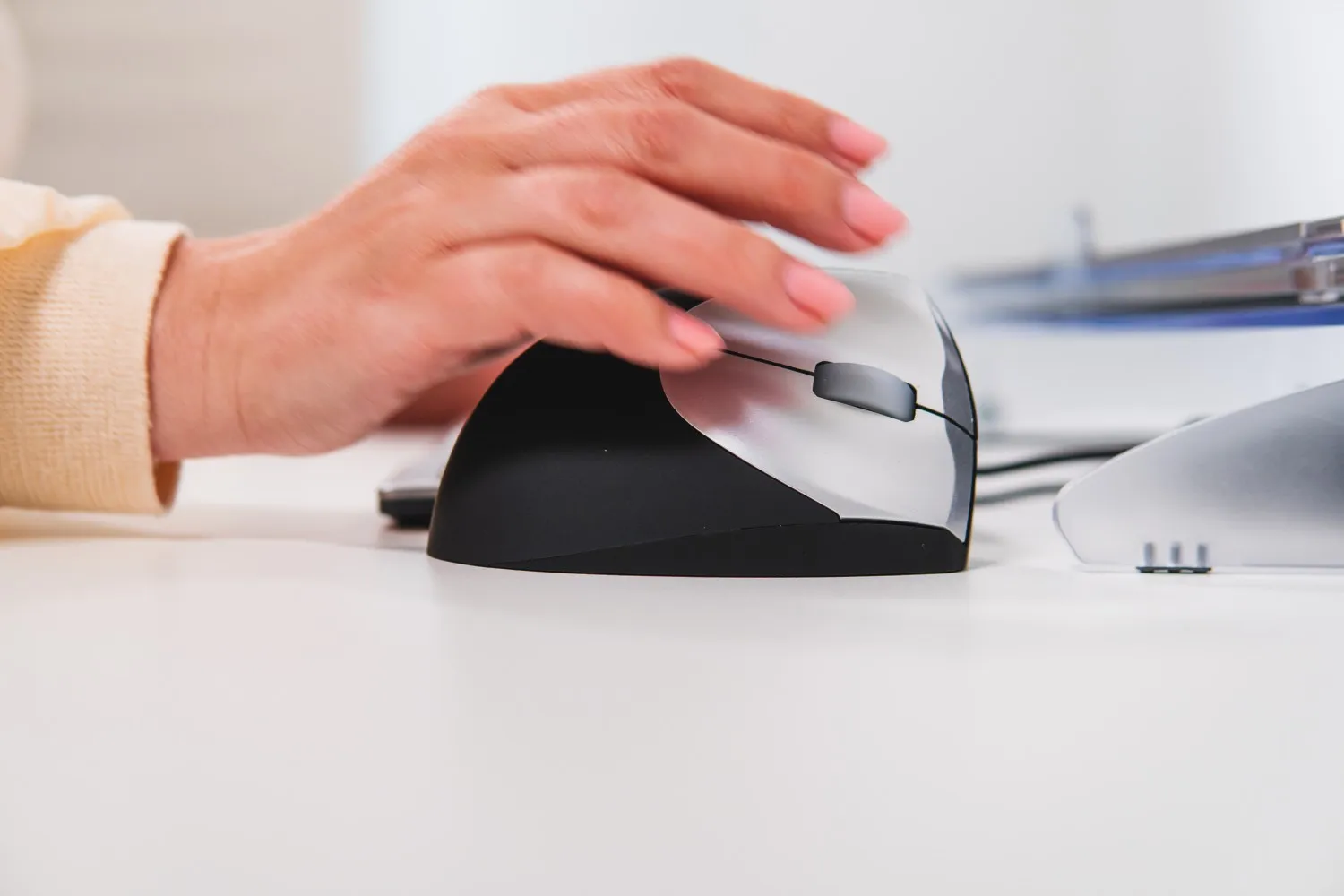 BakkerElkhuizen HandShake Wireless Ergonomic Mouse, White/Black