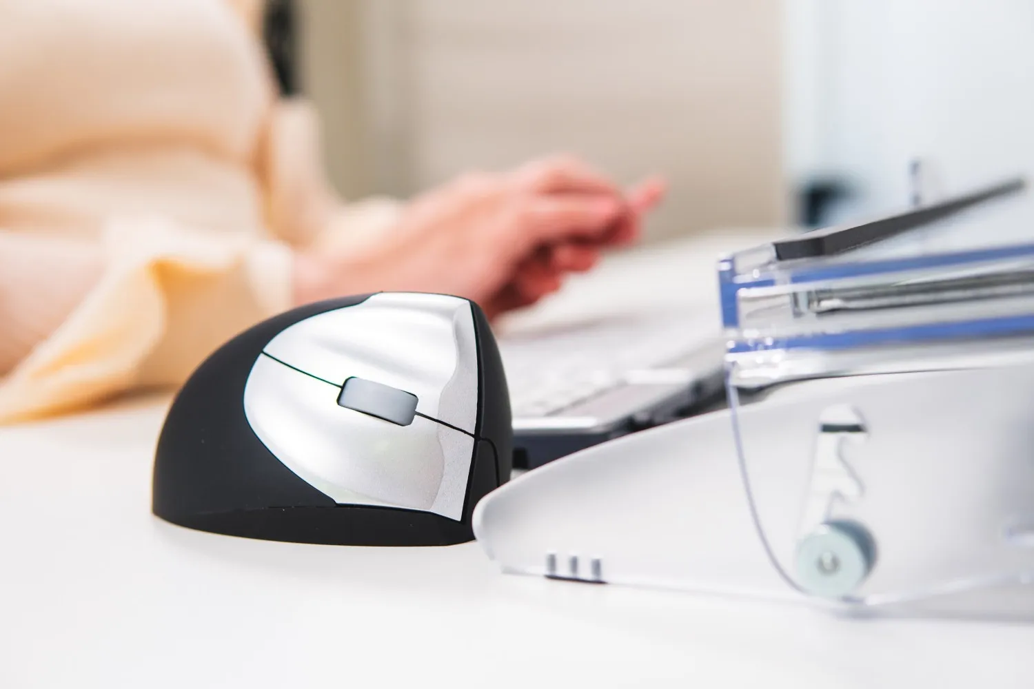 BakkerElkhuizen HandShake Wireless Ergonomic Mouse, White/Black