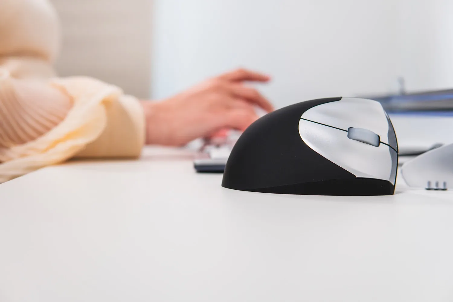 BakkerElkhuizen HandShake Wireless Ergonomic Mouse, White/Black